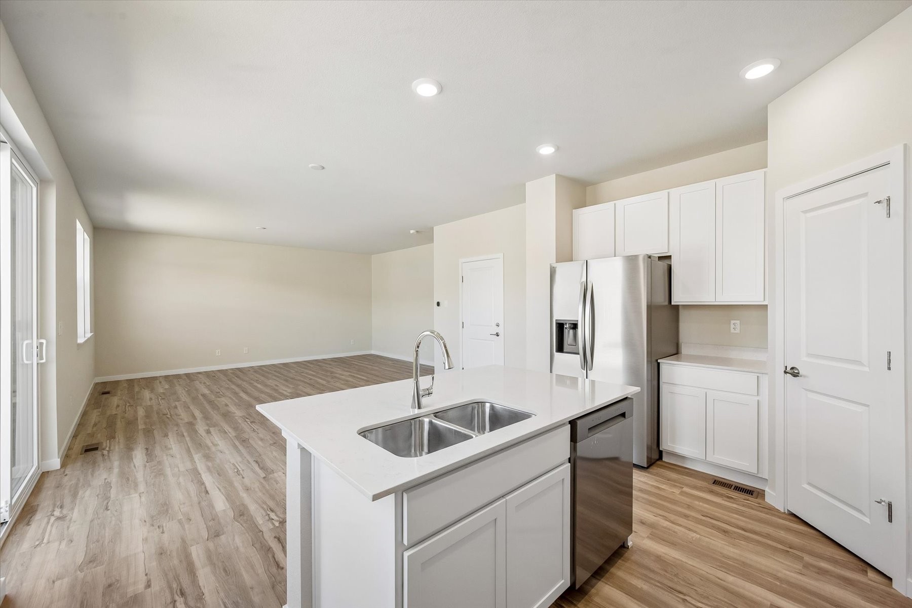 A kitchen with white cabinets.