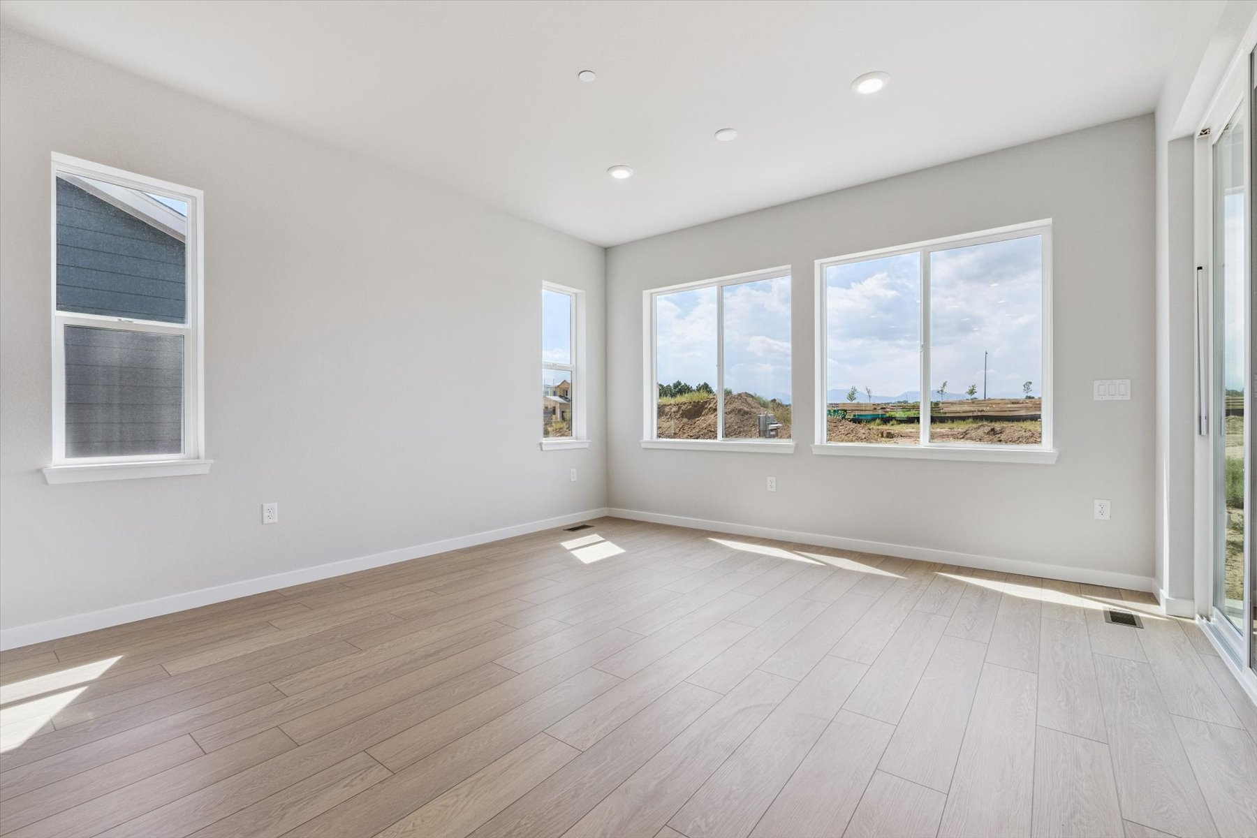 A room with windows.