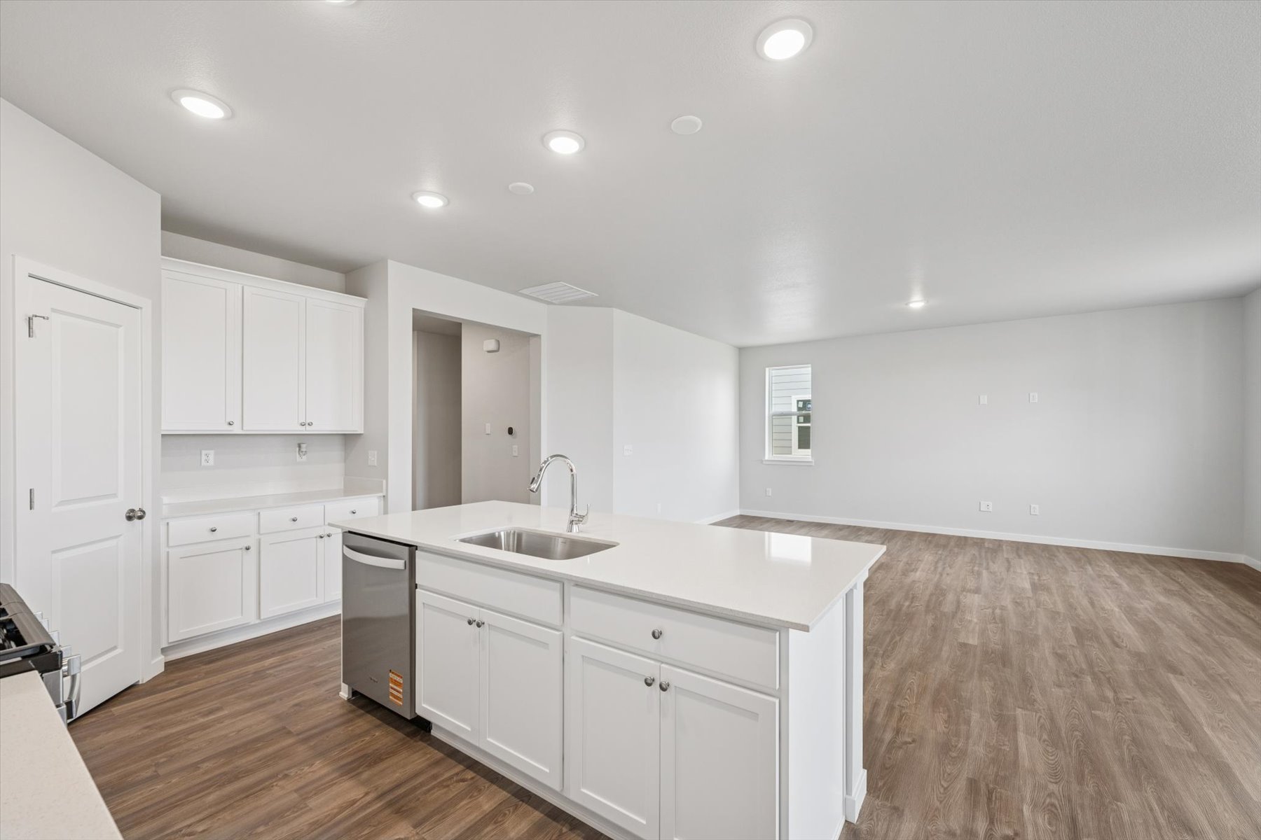 A kitchen with white cabinets.