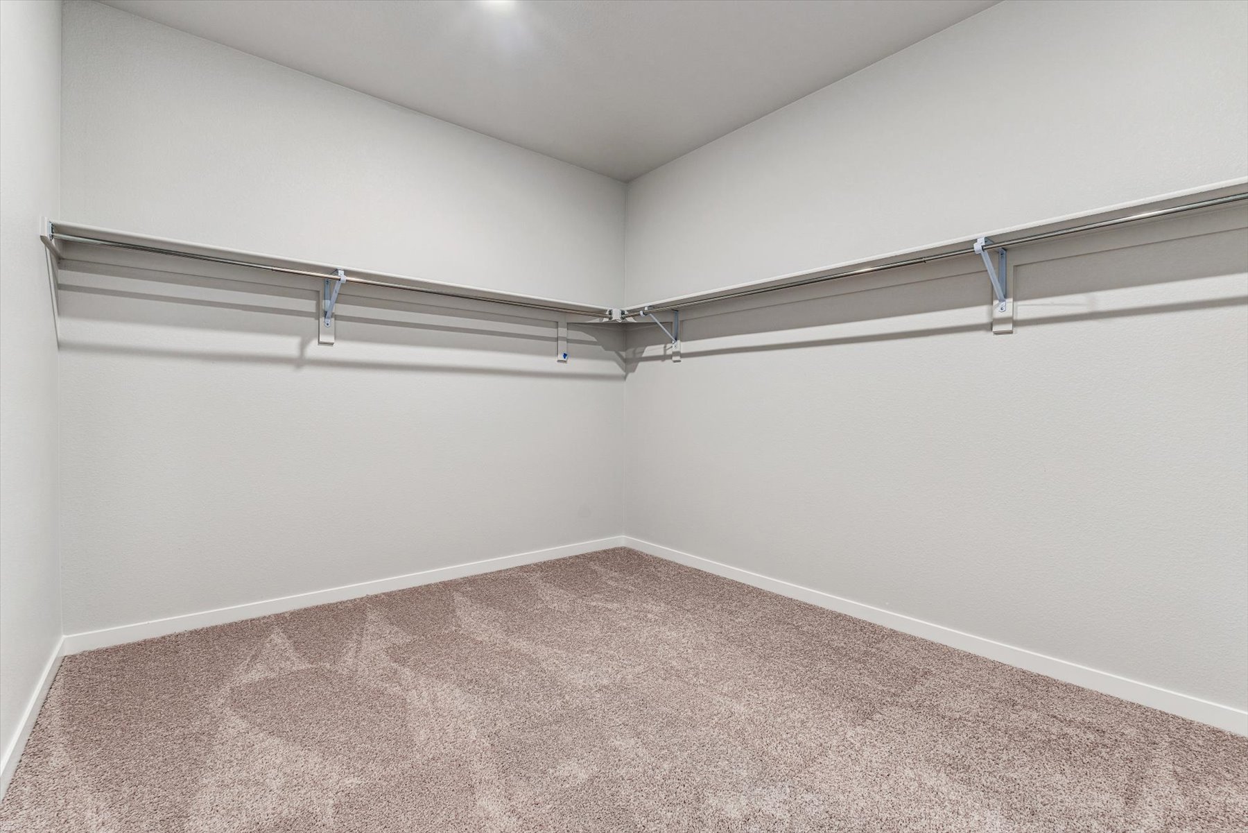 A room with a carpet and a carpet.