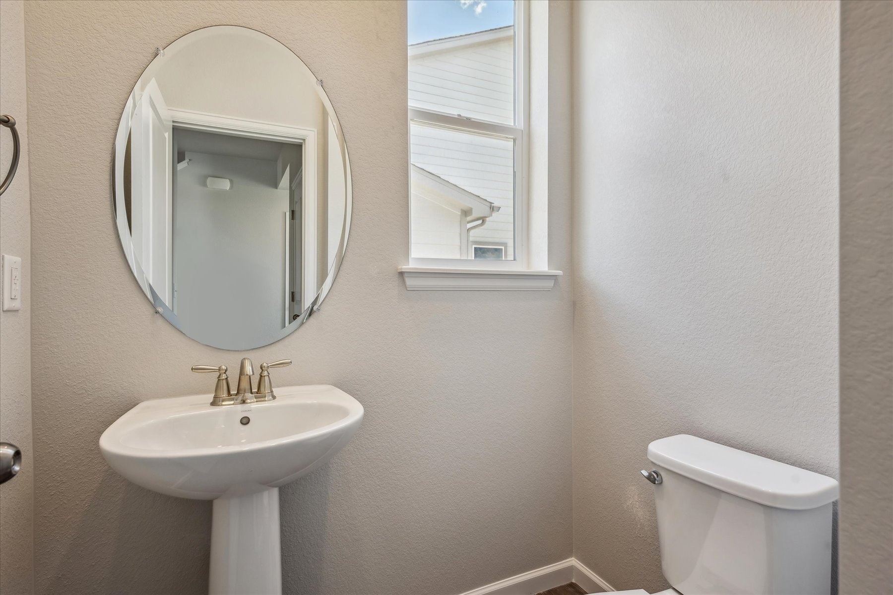 A bathroom with a sink and a mirror.