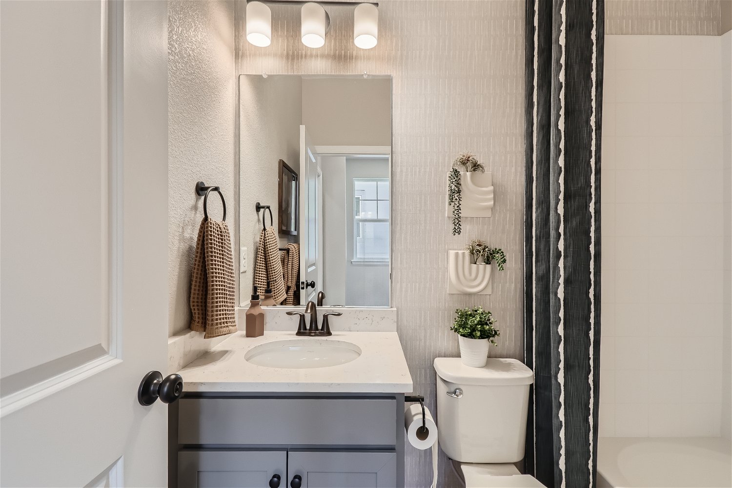 A bathroom with a sink and a mirror.
