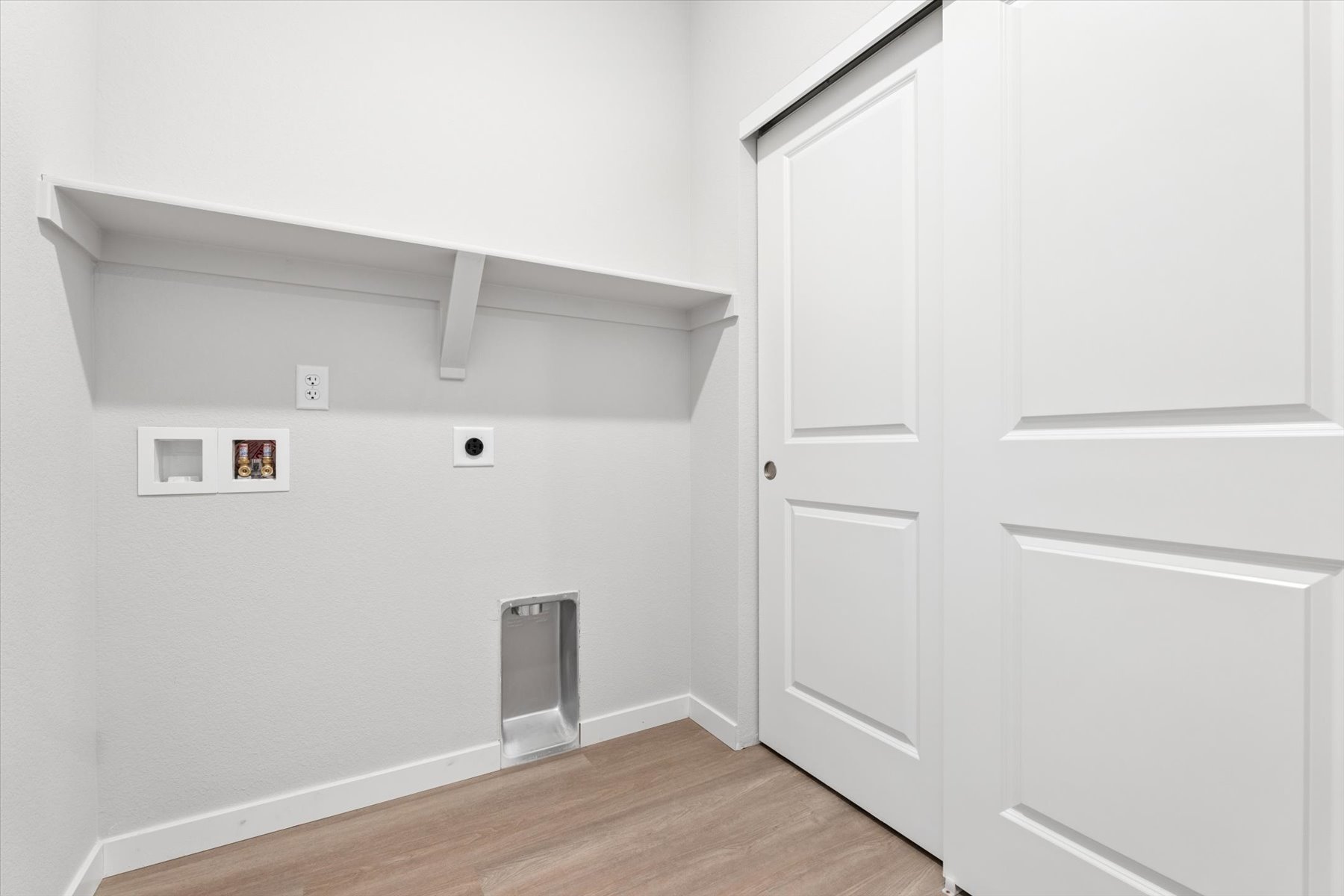 A white room with white cabinets.