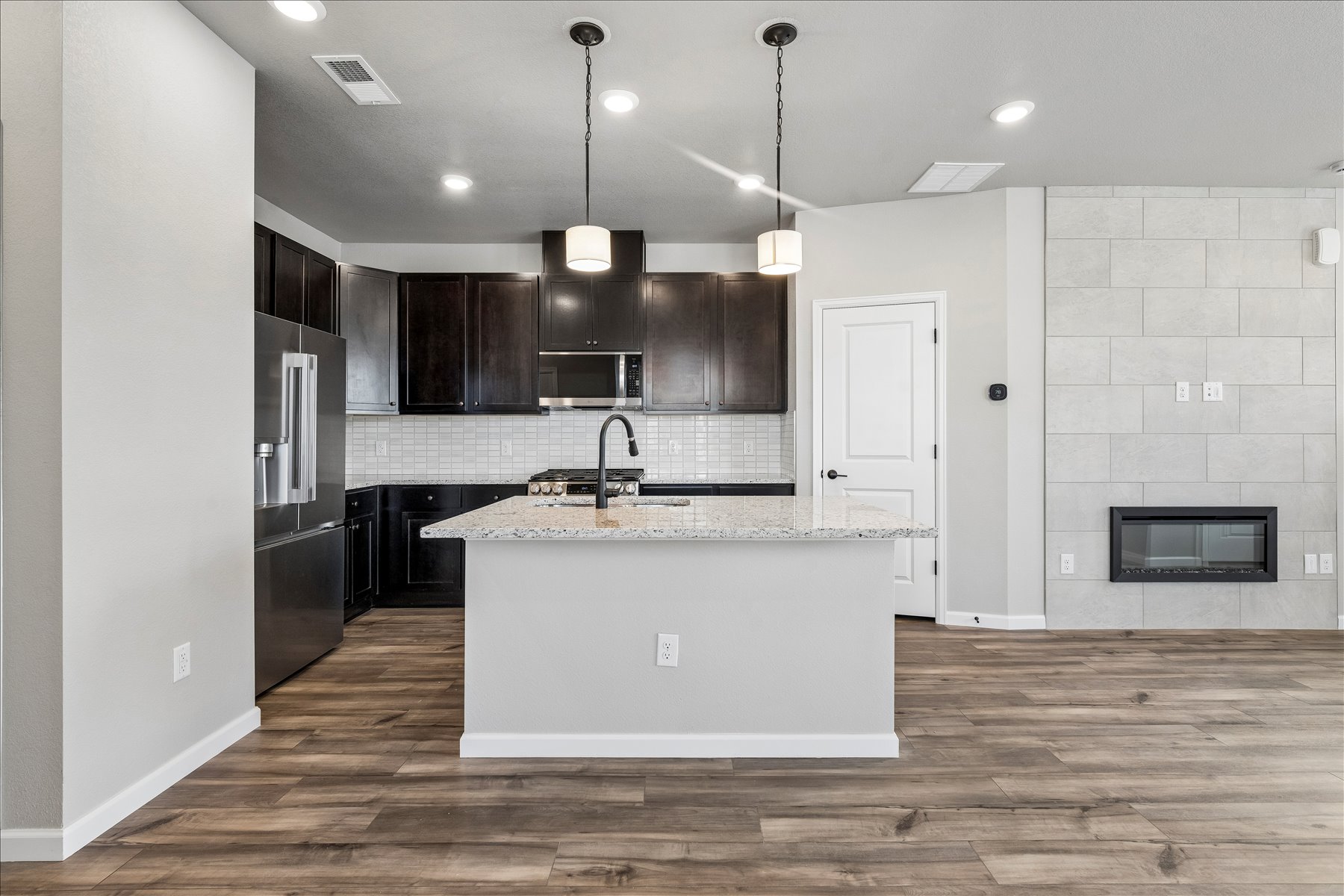 A kitchen with white cabinets.