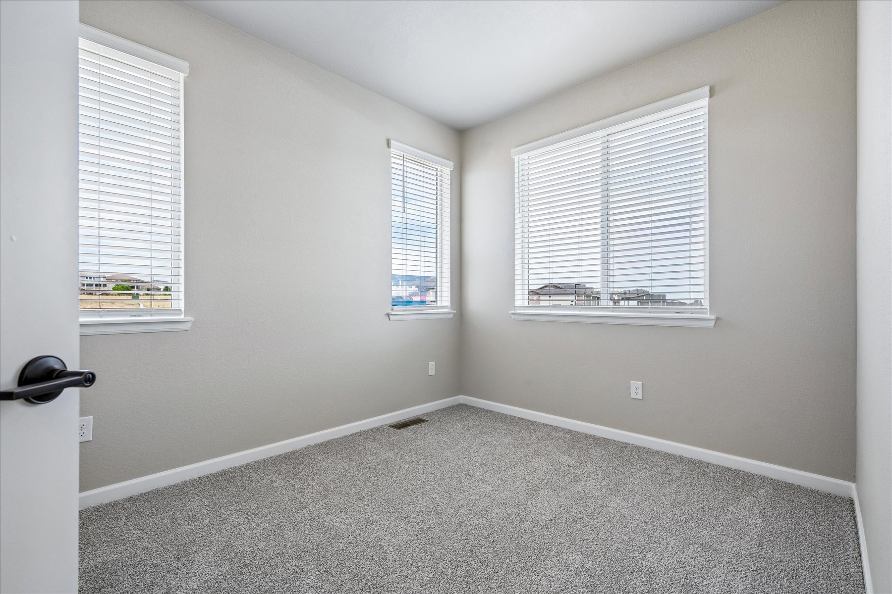 A room with windows.