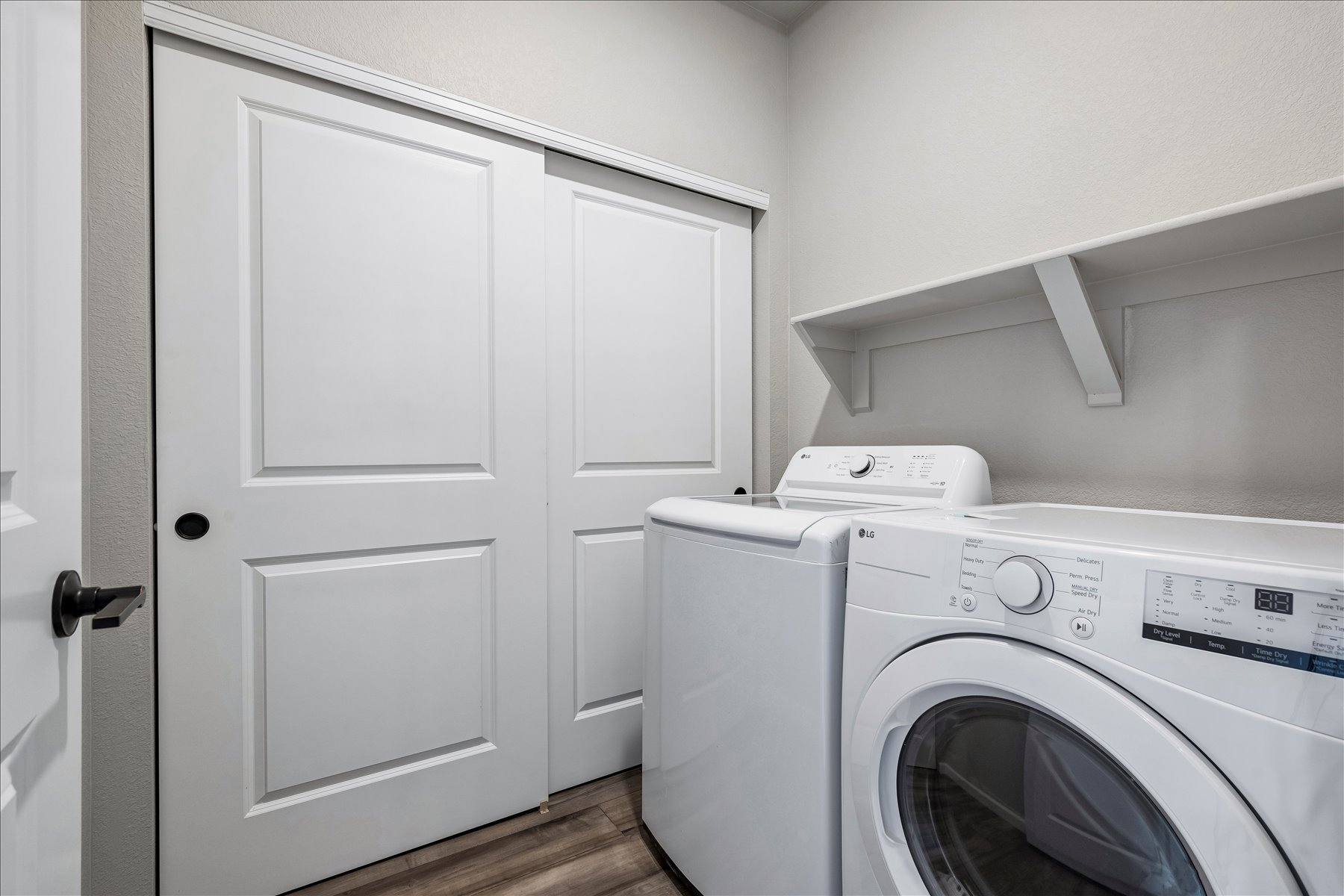 A white washer and dryer.