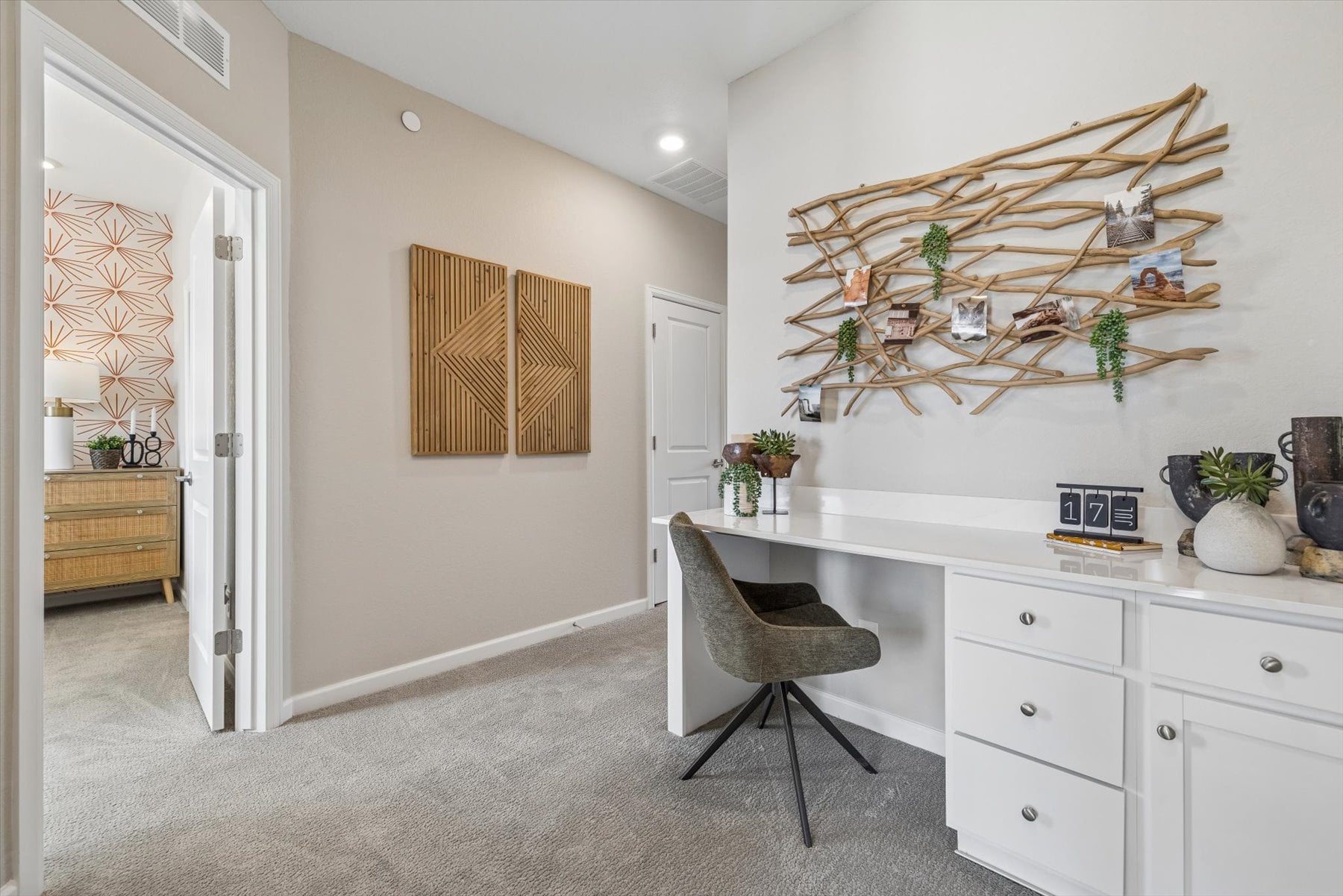 A room with a desk and chairs.
