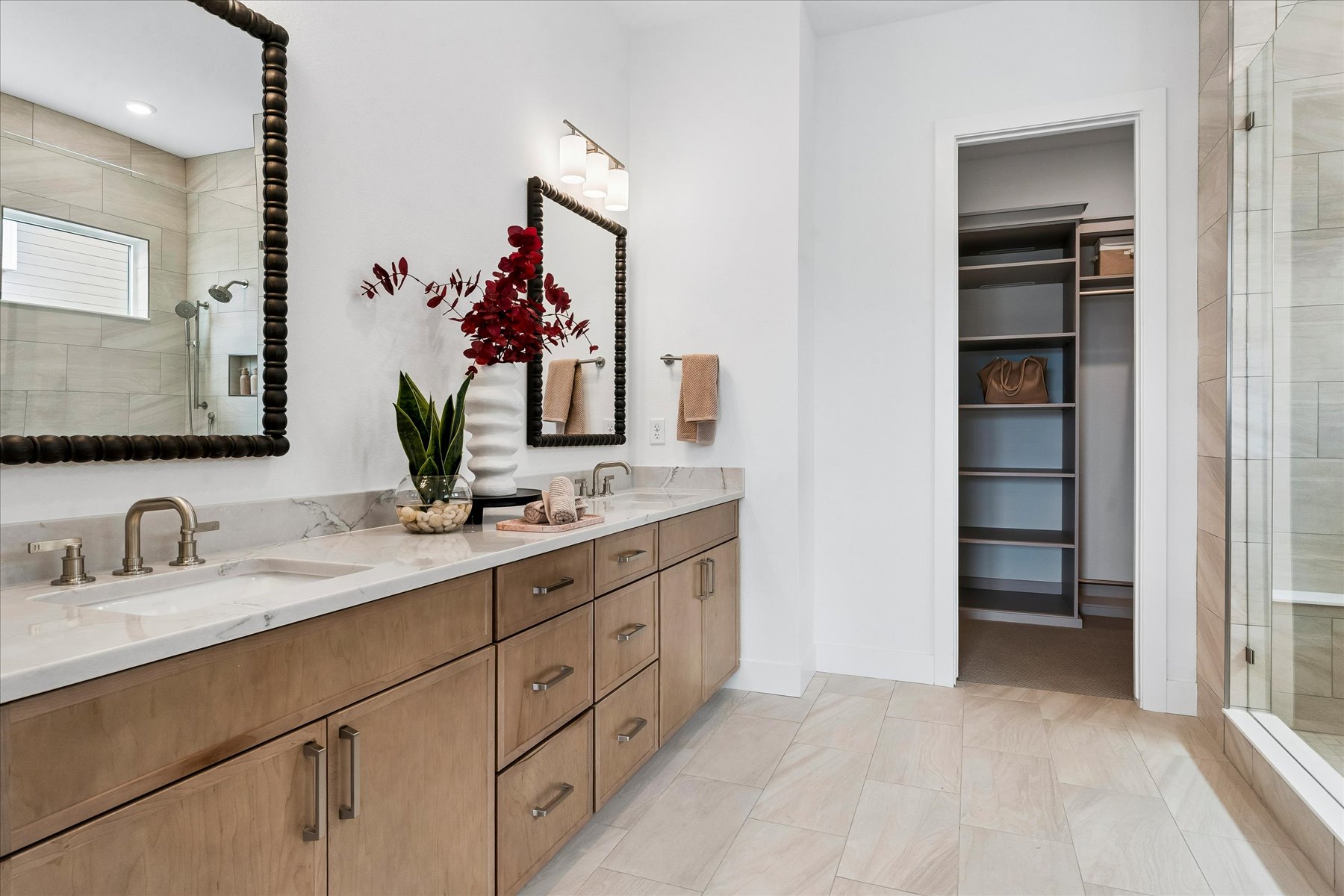 A bathroom with a sink and a mirror.