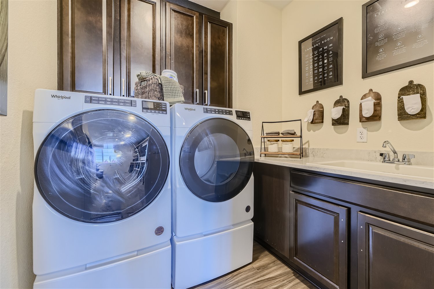 A washer and dryer in a room.