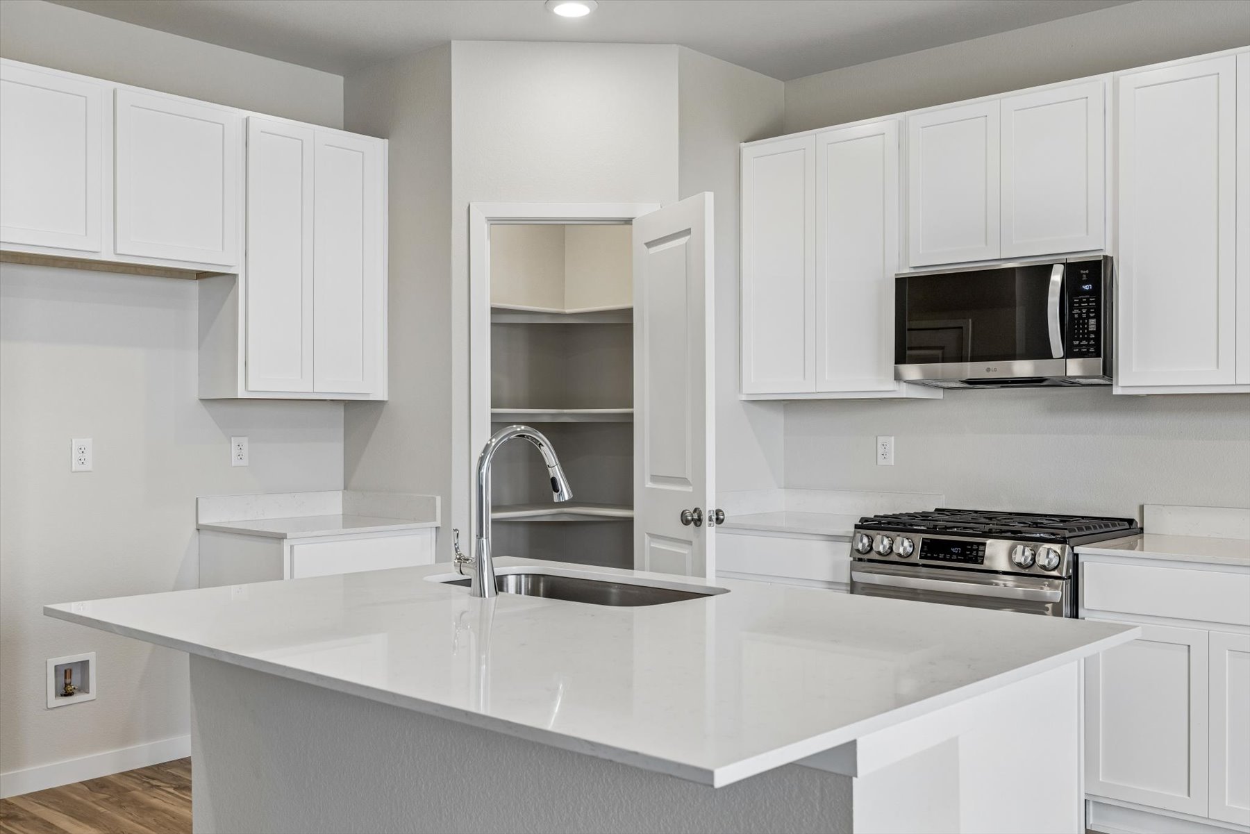 A kitchen with white cabinets.