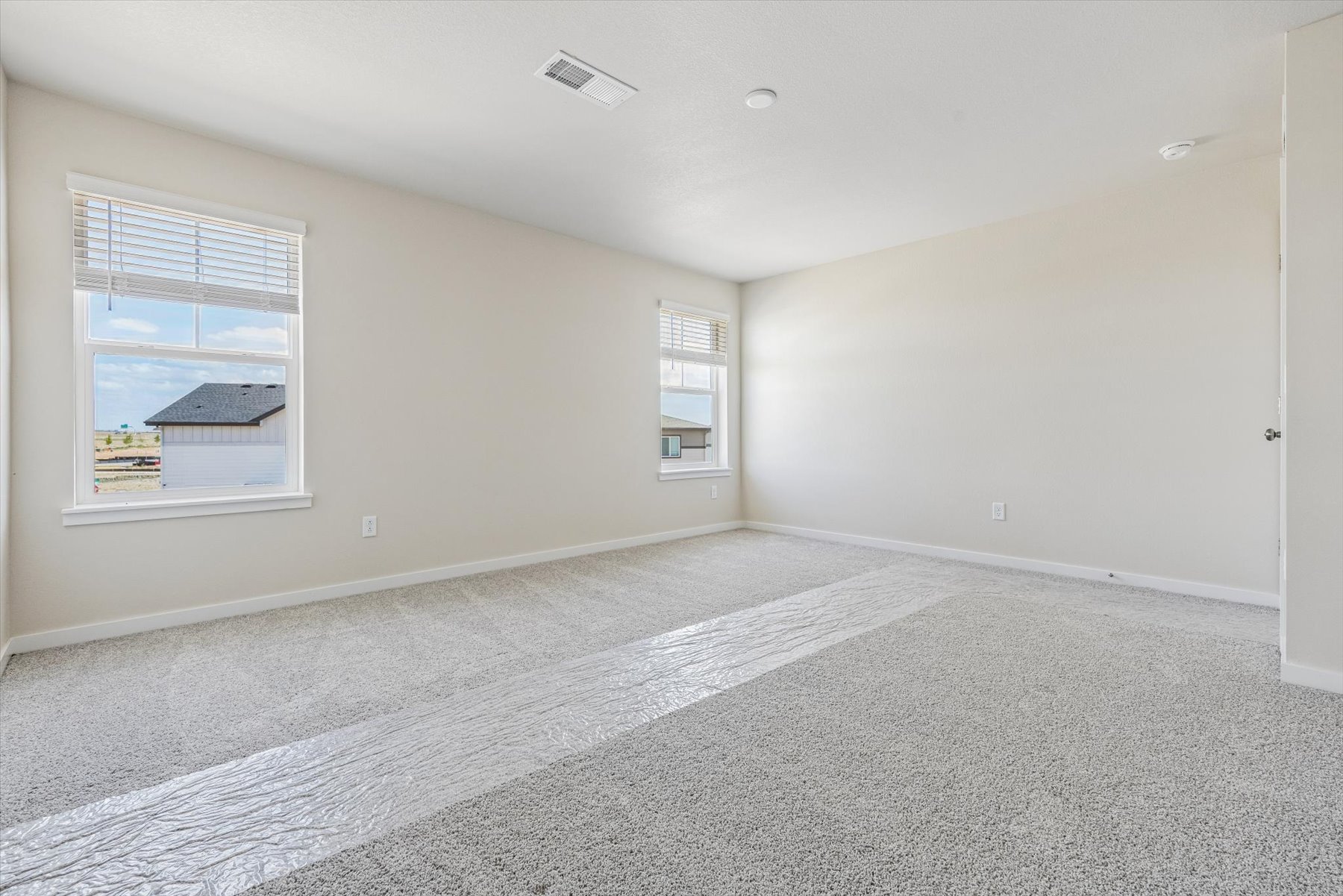 A room with a rug and a window.