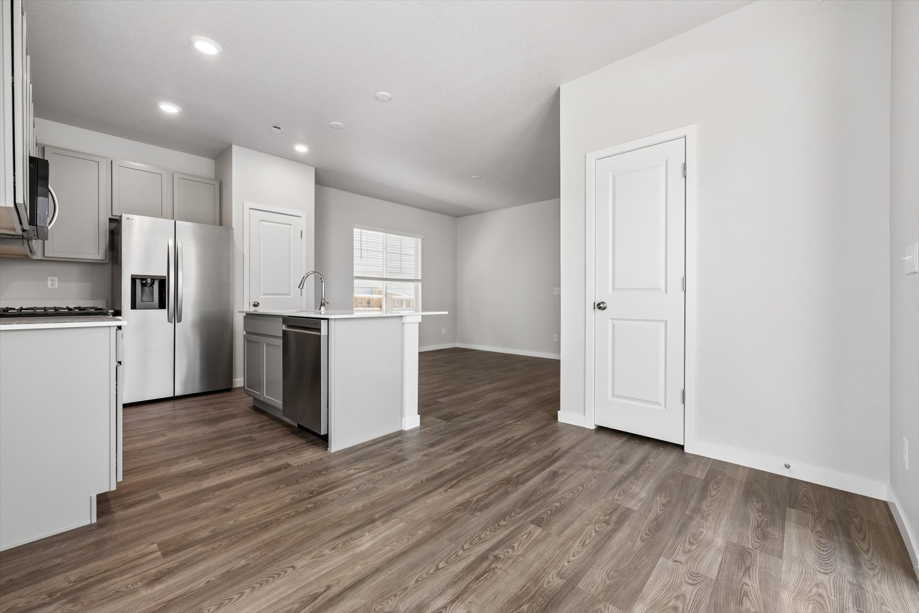A kitchen with white cabinets.