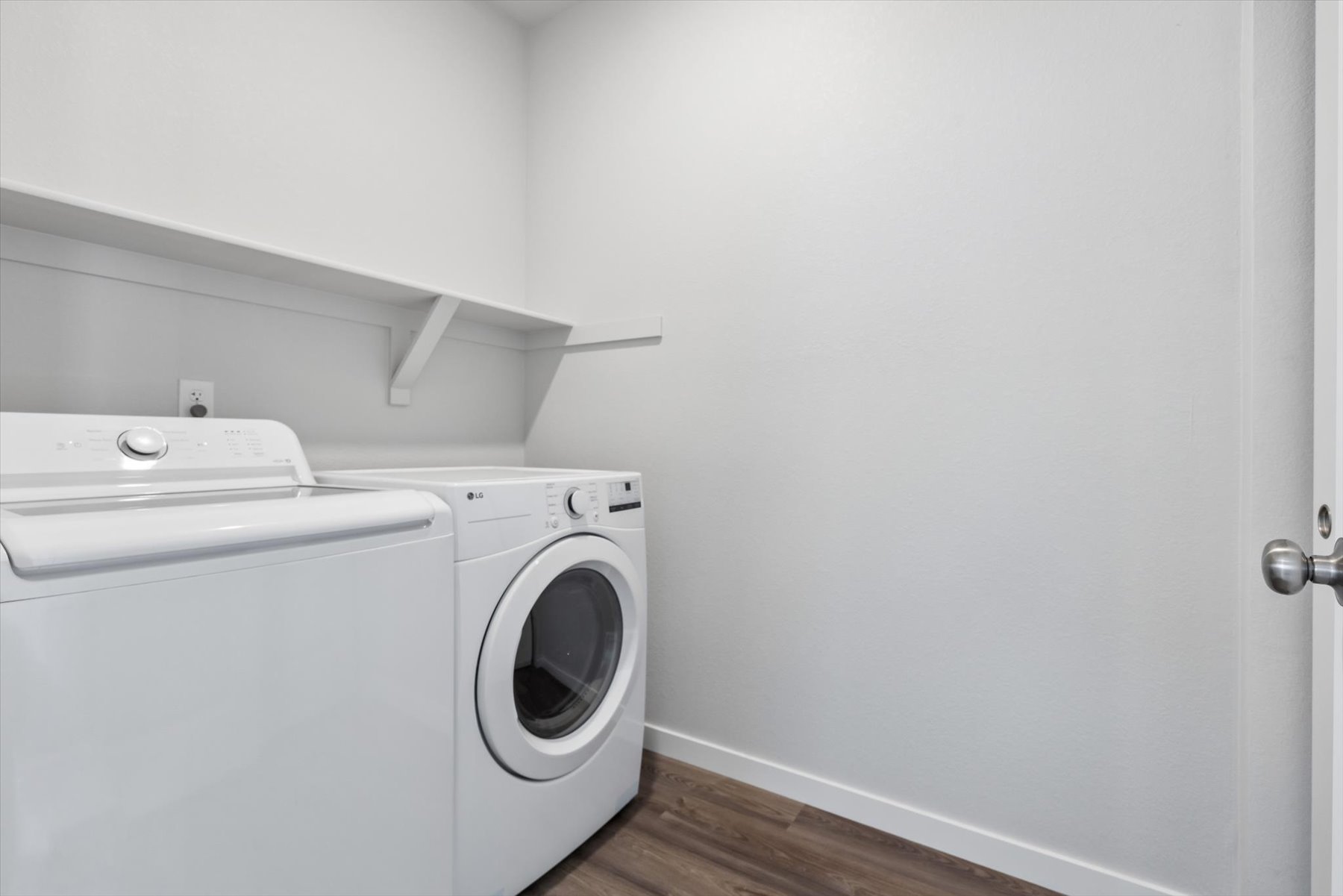 A washing machine in a room.