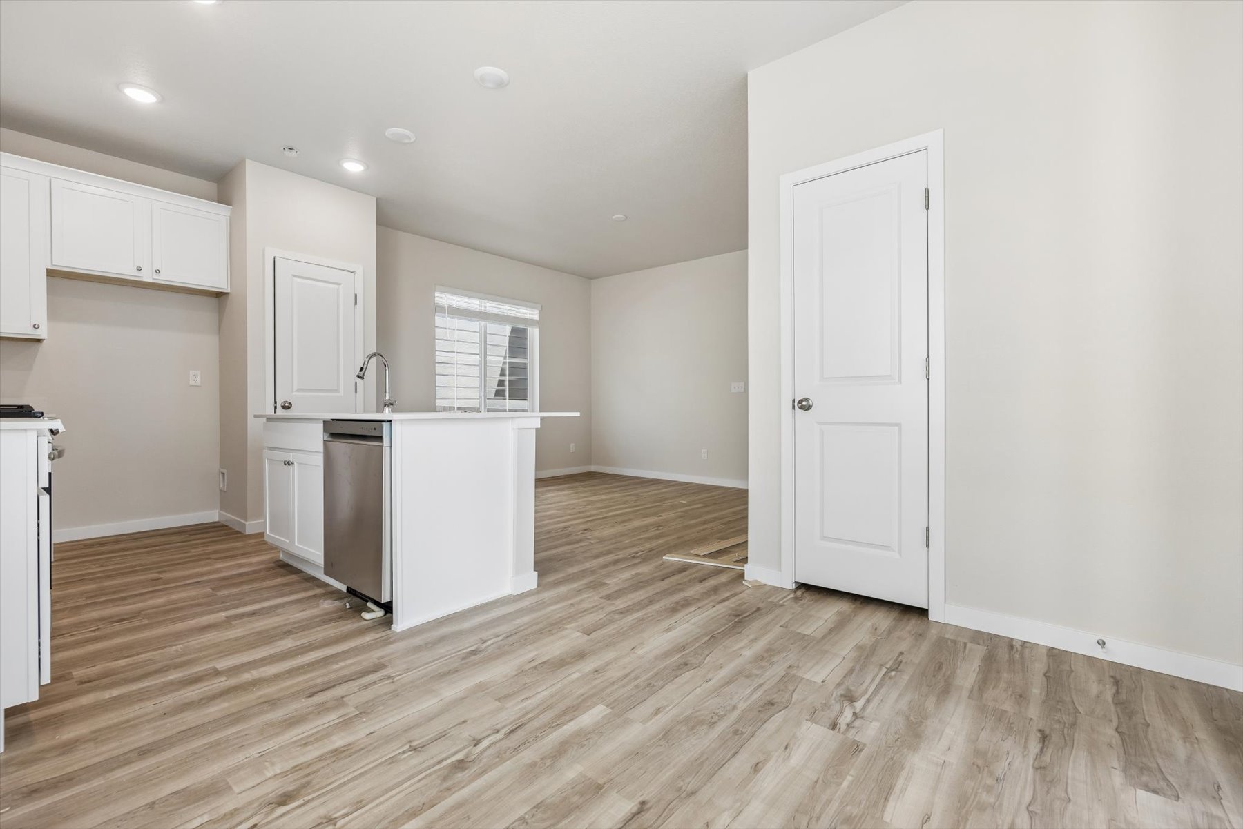 A kitchen with white cabinets.