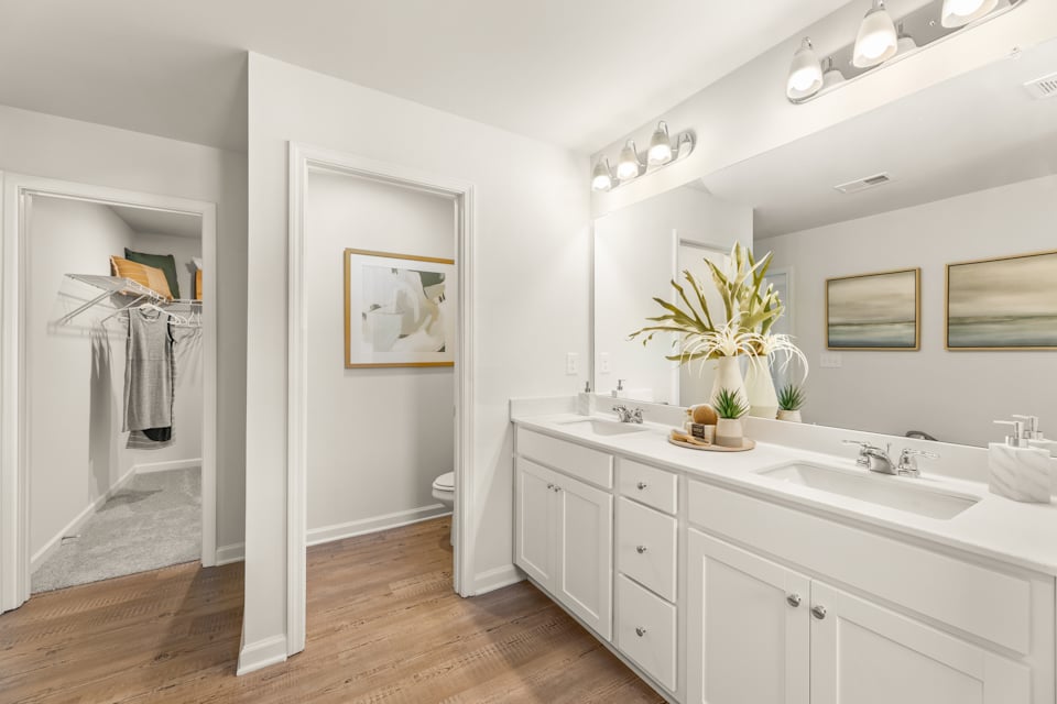 A bathroom with a sink and a mirror.