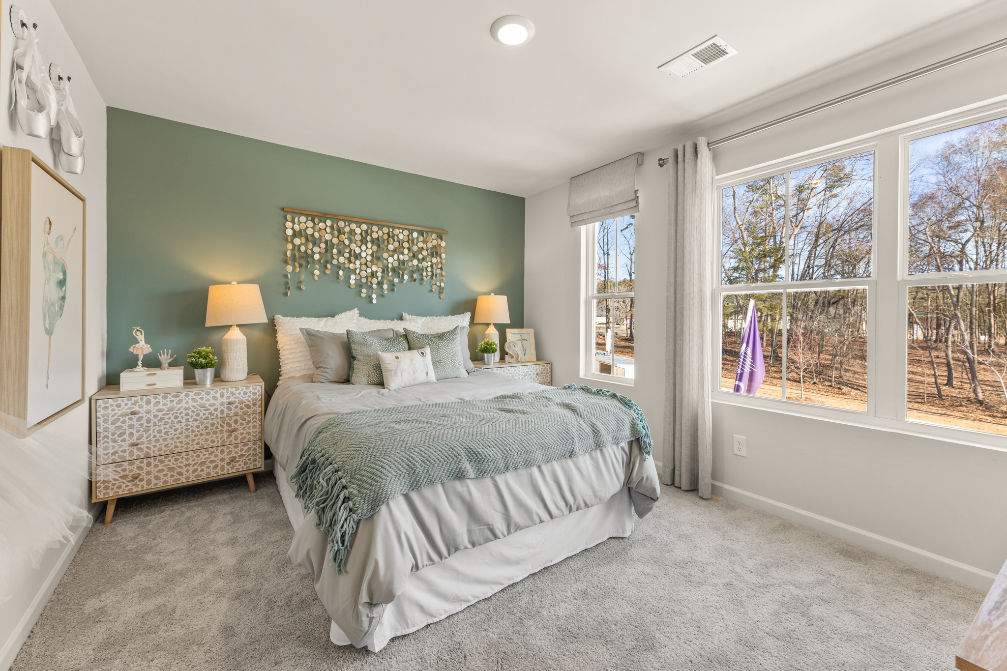 A bedroom with a large bed.