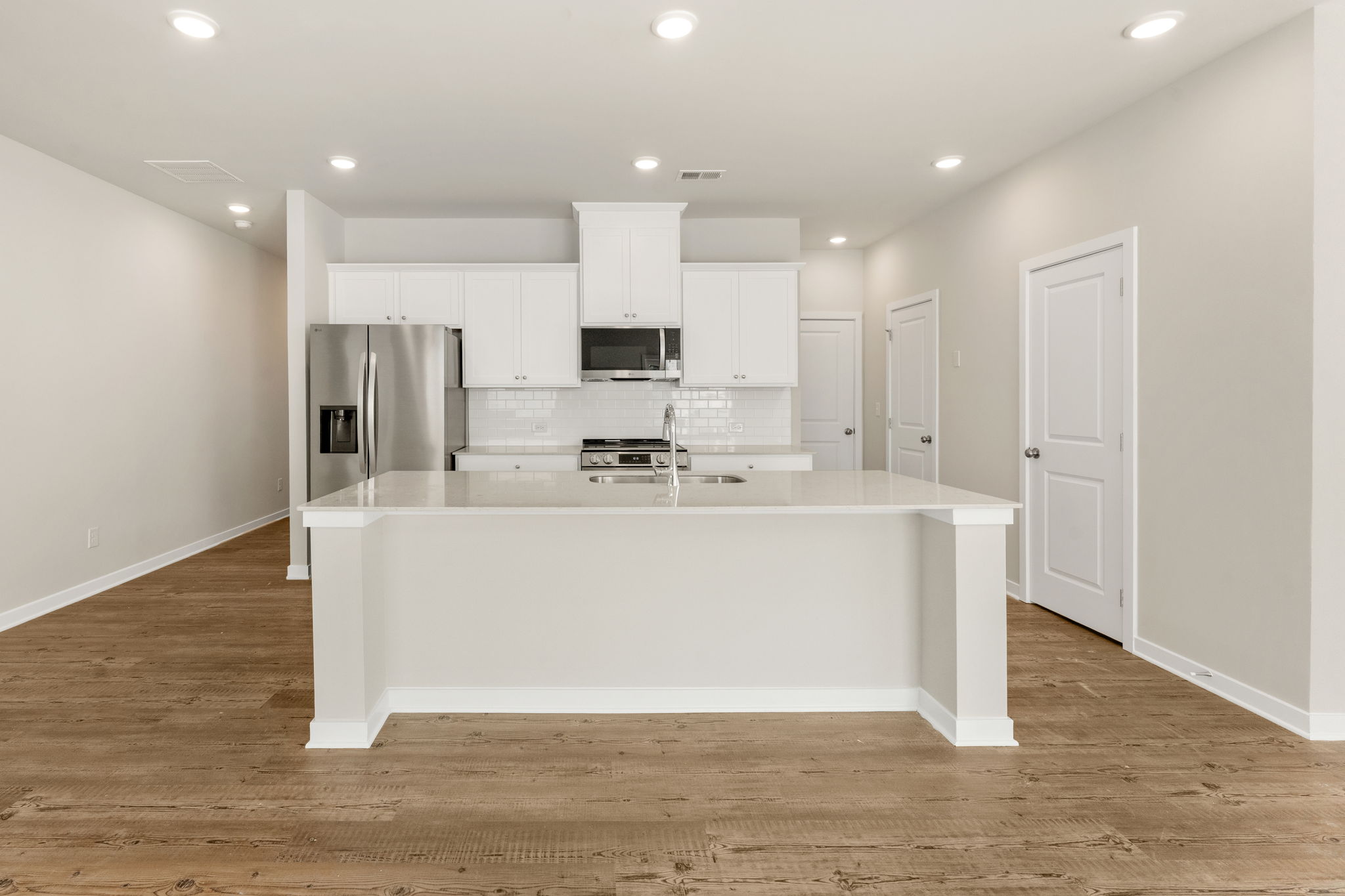 A kitchen with white cabinets.