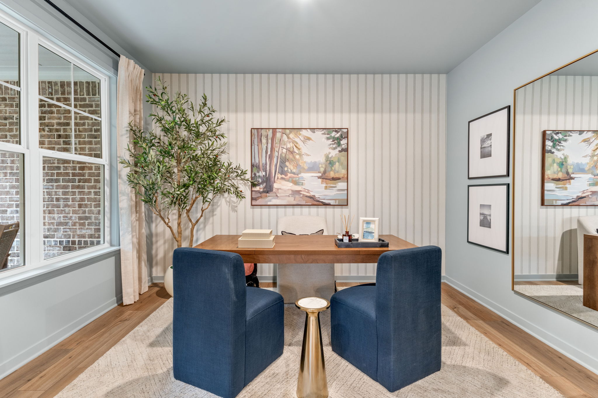 A room with a desk and chairs.