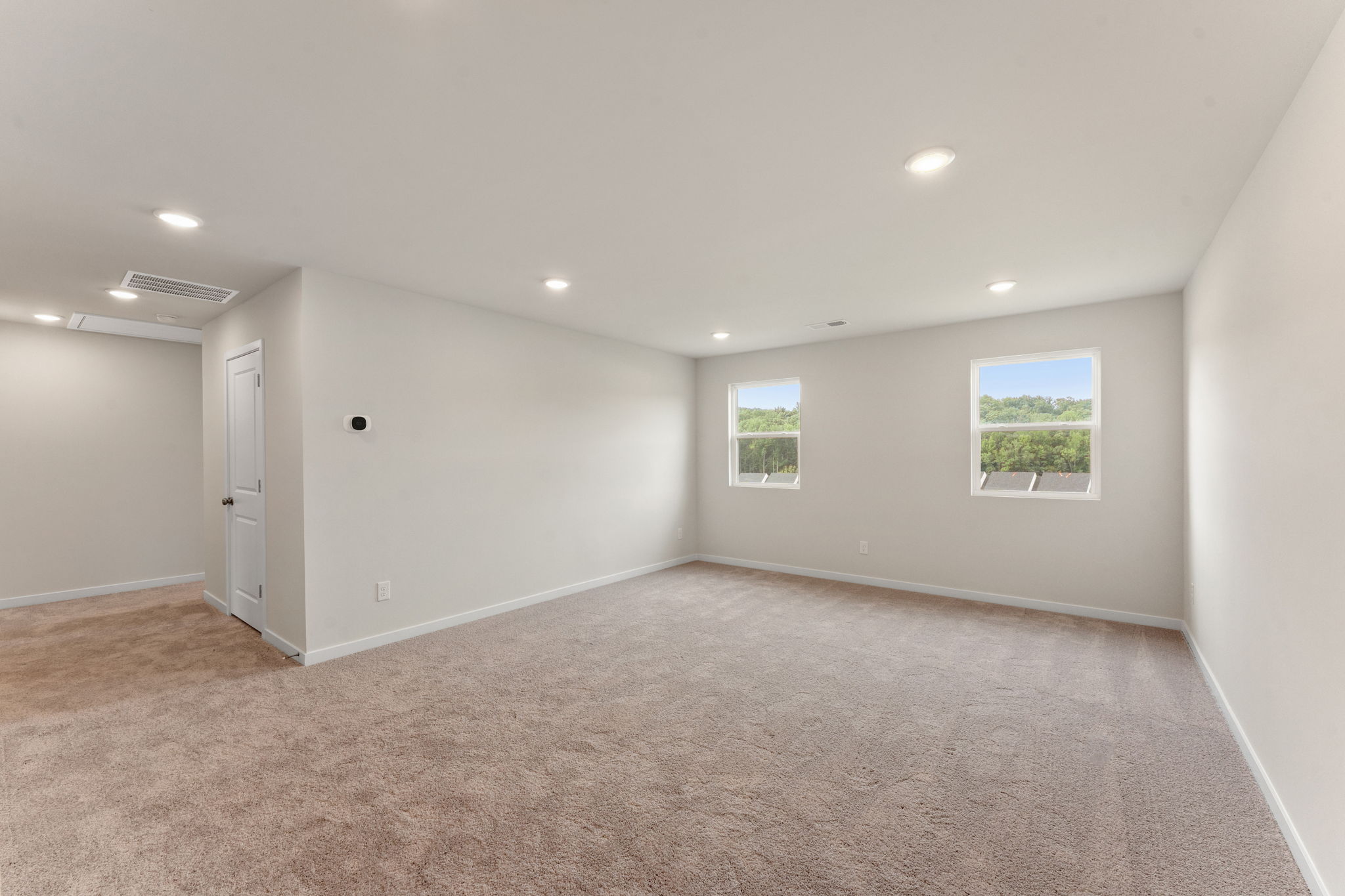 A room with a carpet and a carpeted floor.