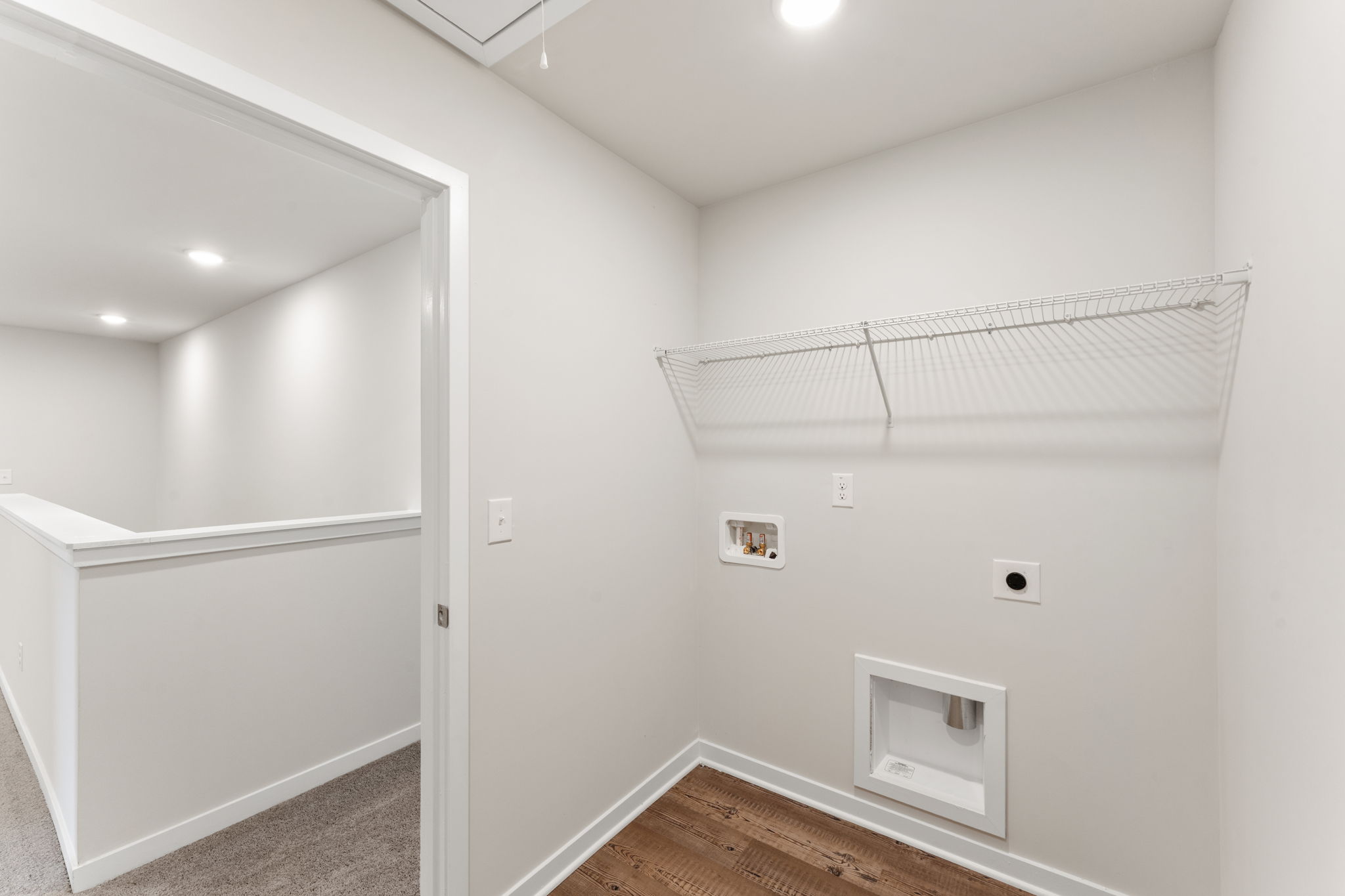 A room with a vent and a vent.