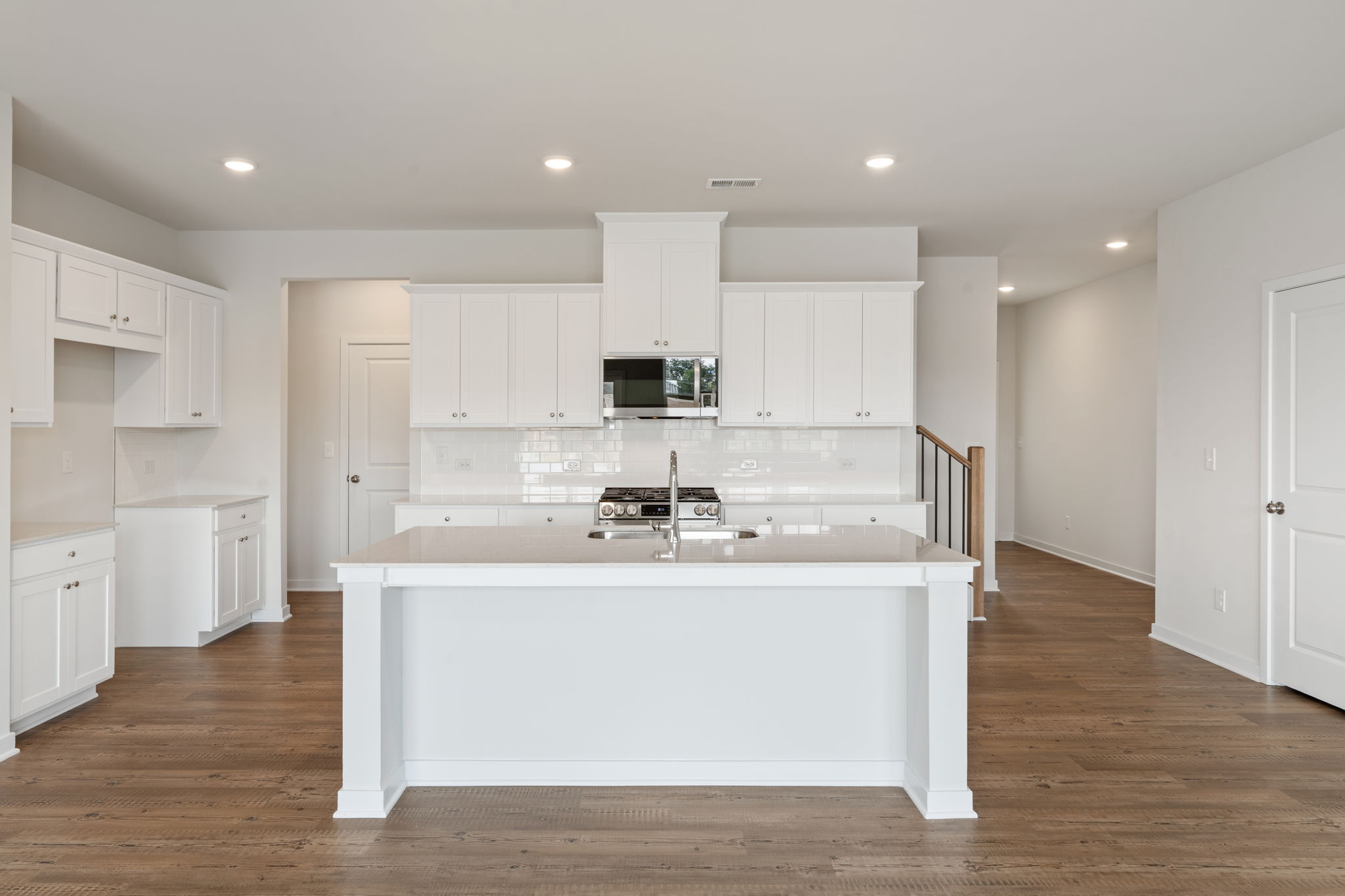 A kitchen with white cabinets.