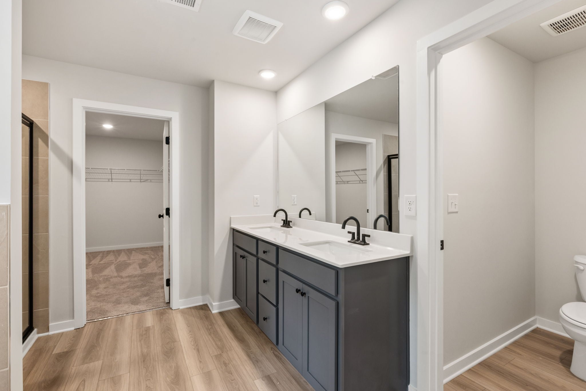 A bathroom with a sink and a mirror.