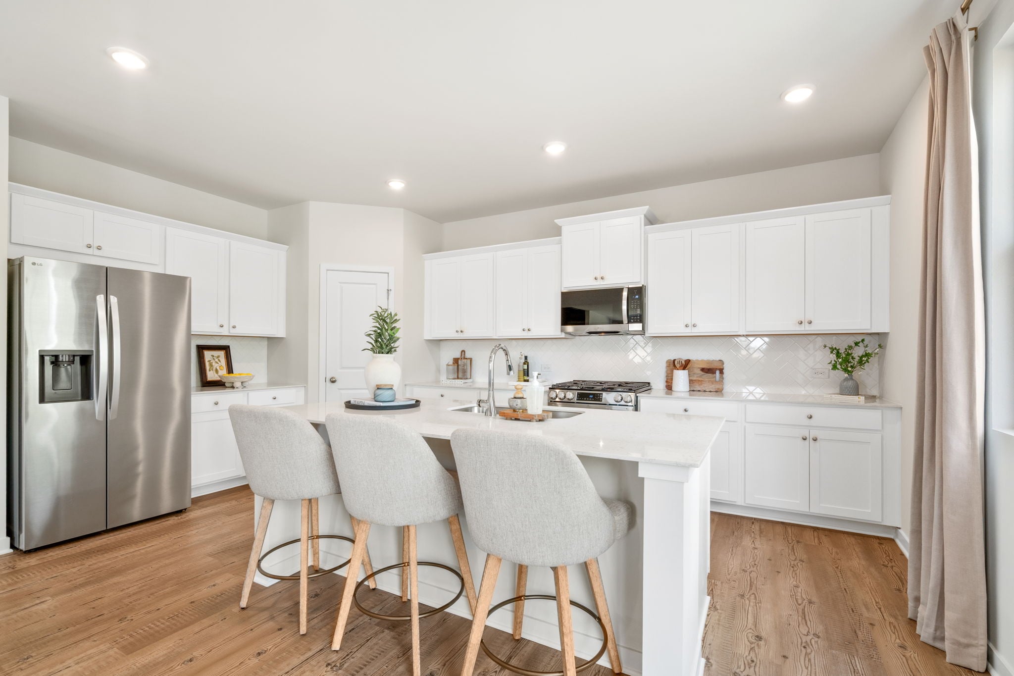A kitchen with white cabinets.