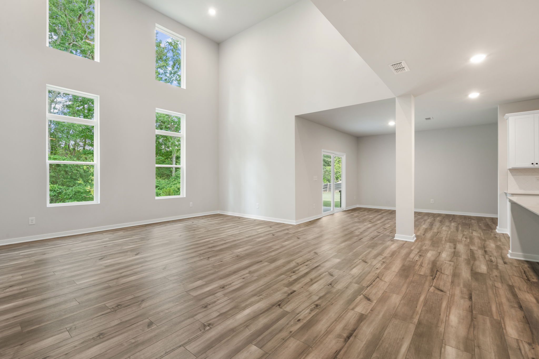 A room with a wood floor and windows.