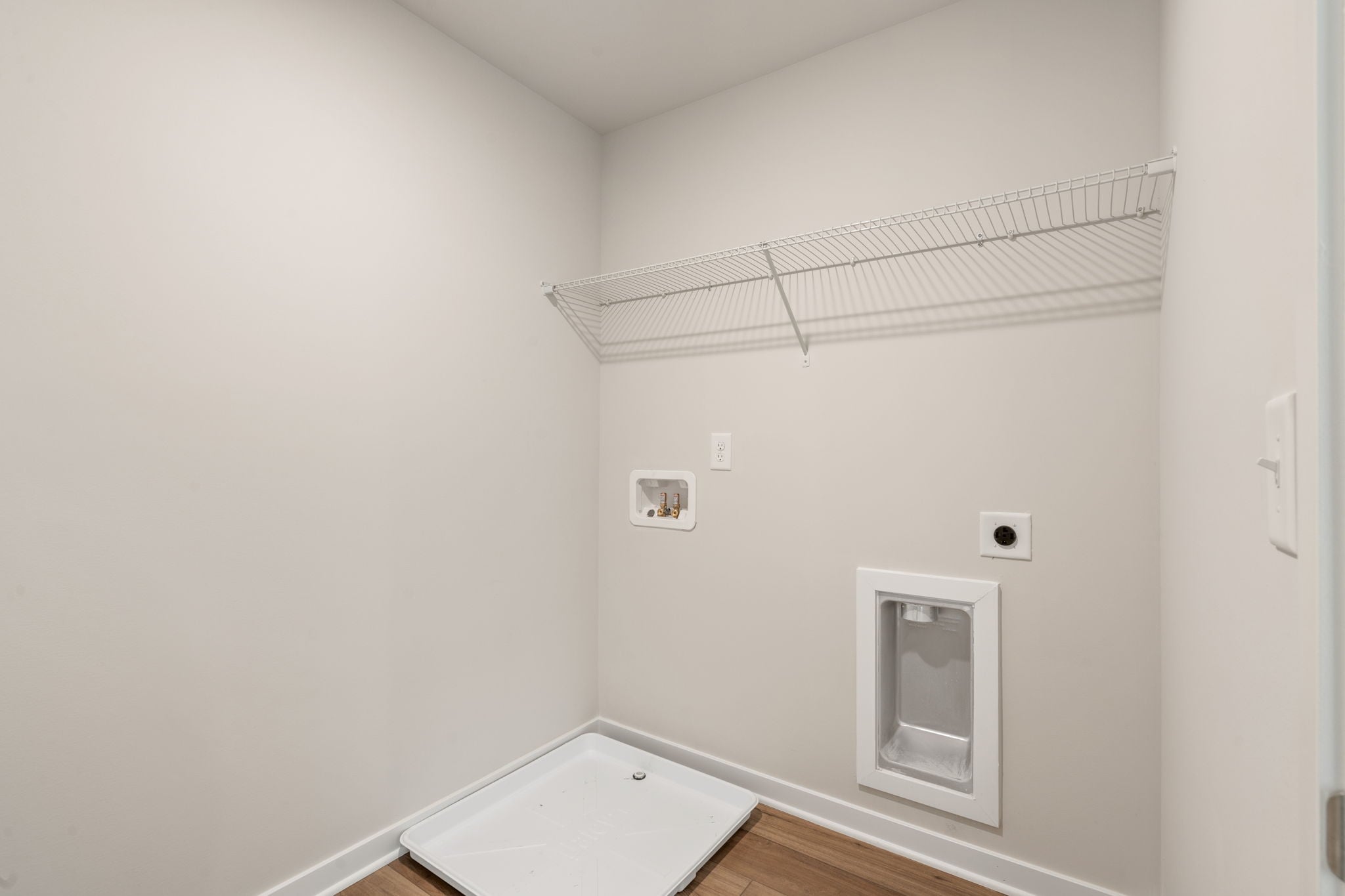 A white room with a vent and a vent.