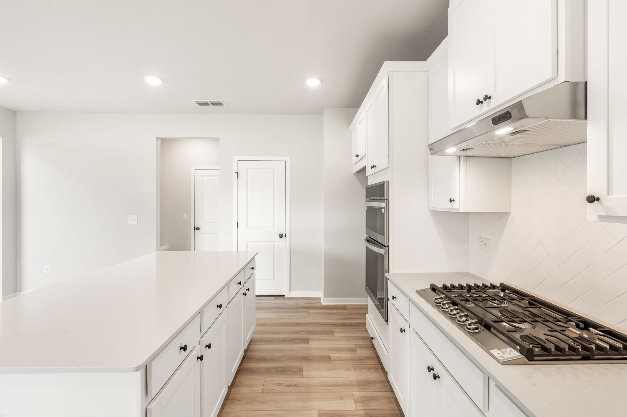 A kitchen with white cabinets.