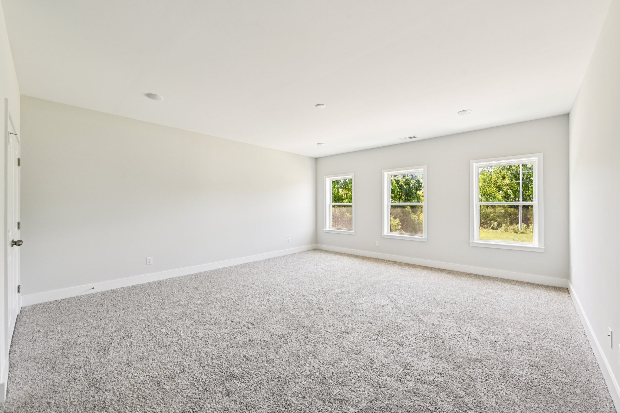 A room with windows.