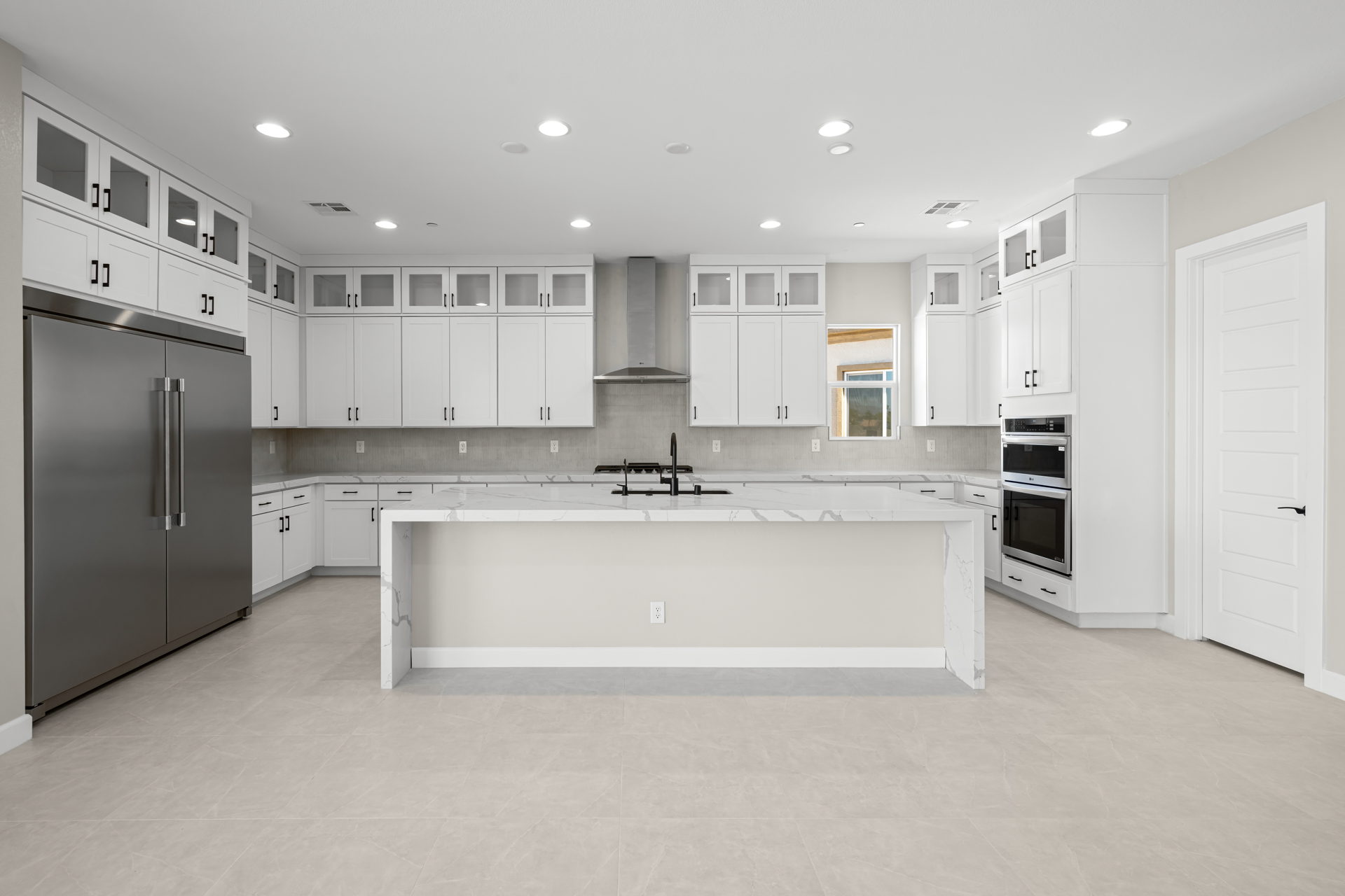 A kitchen with white cabinets.