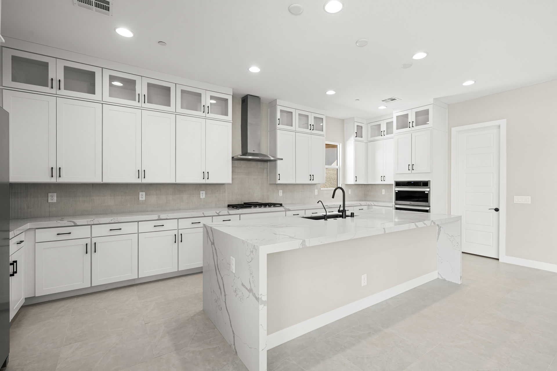 A kitchen with white cabinets.