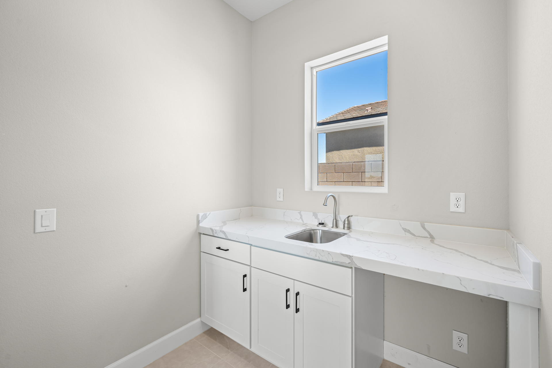 A kitchen with white cabinets.