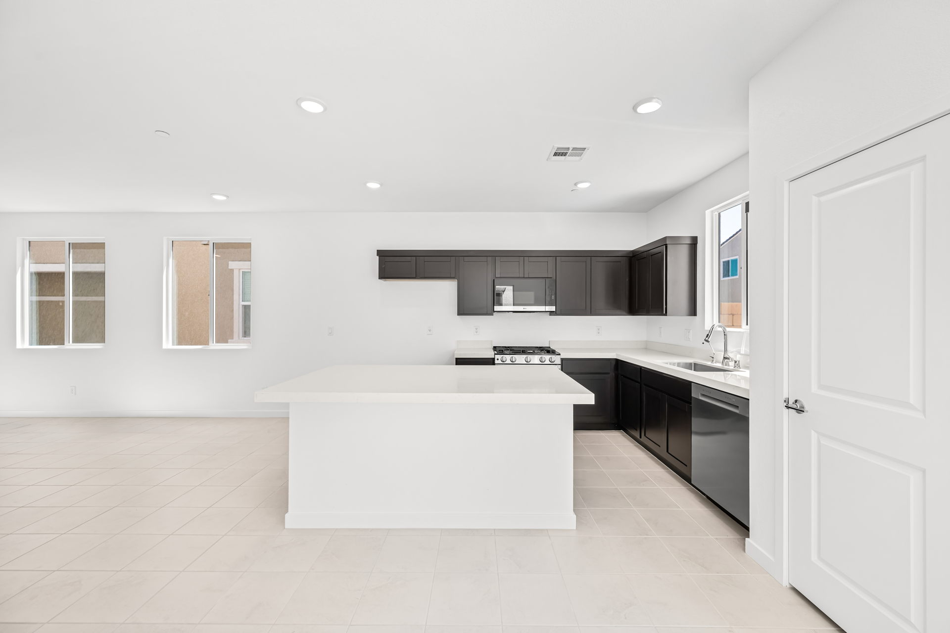 A kitchen with white cabinets.