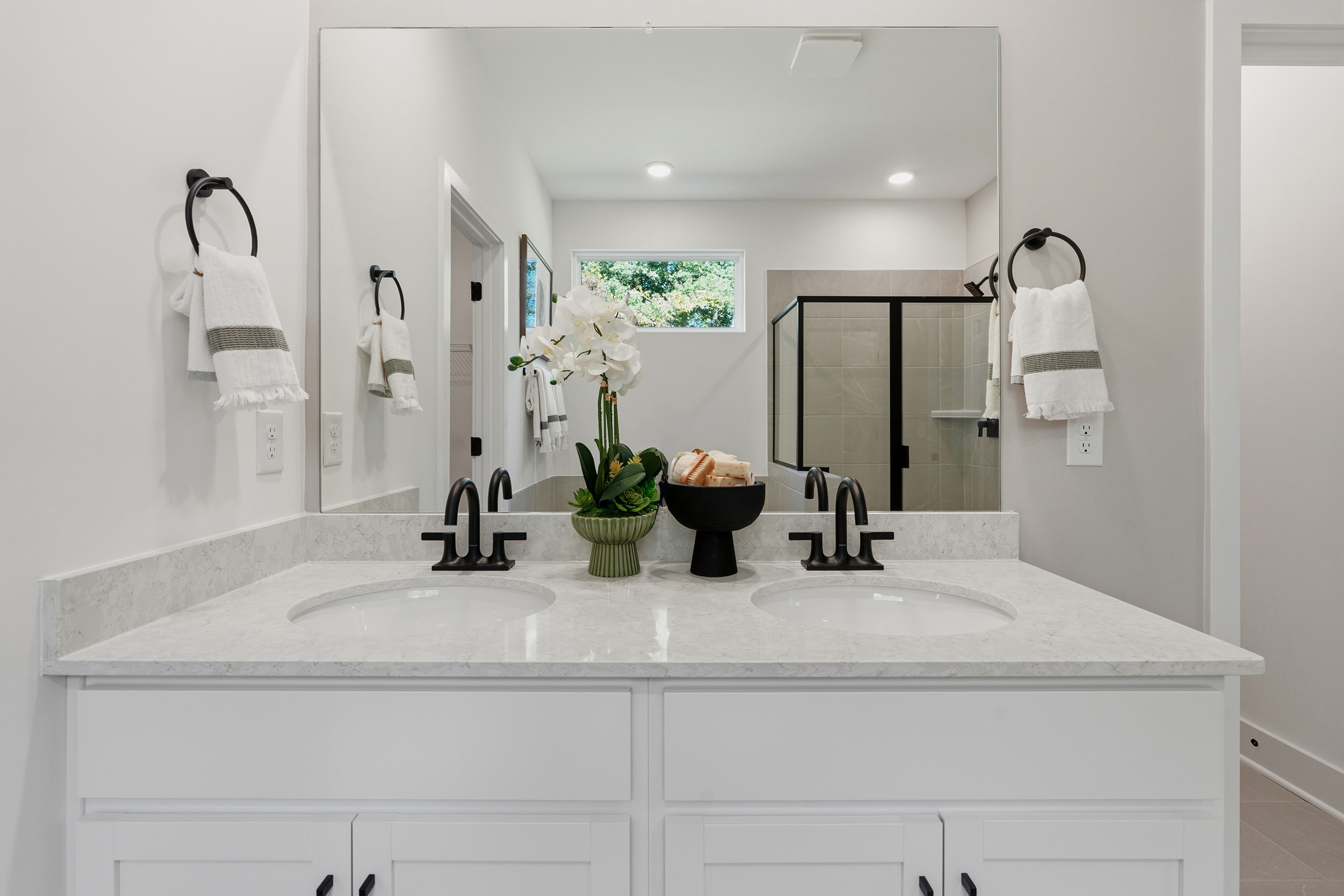 A bathroom with a sink and a mirror.