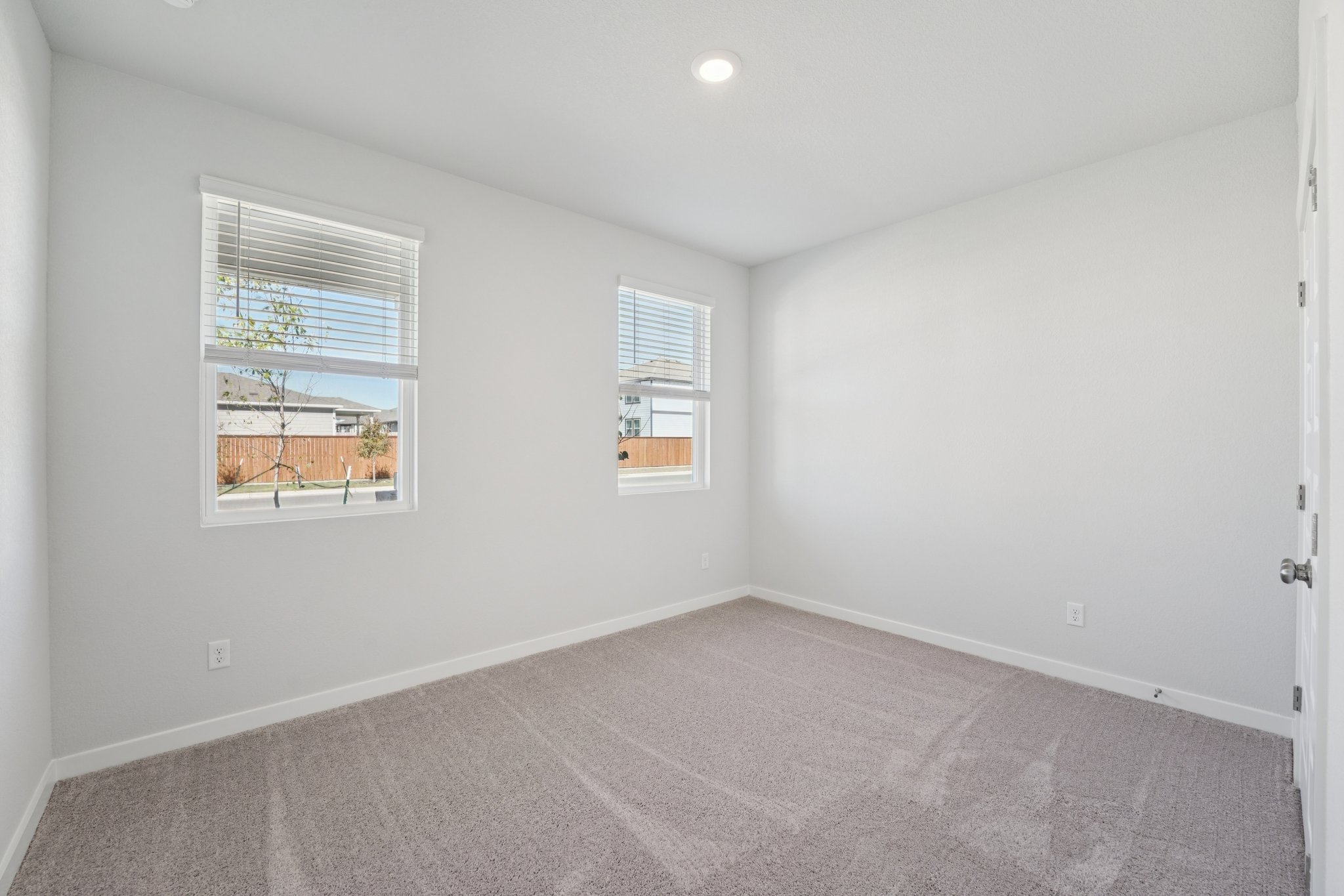 A room with windows.