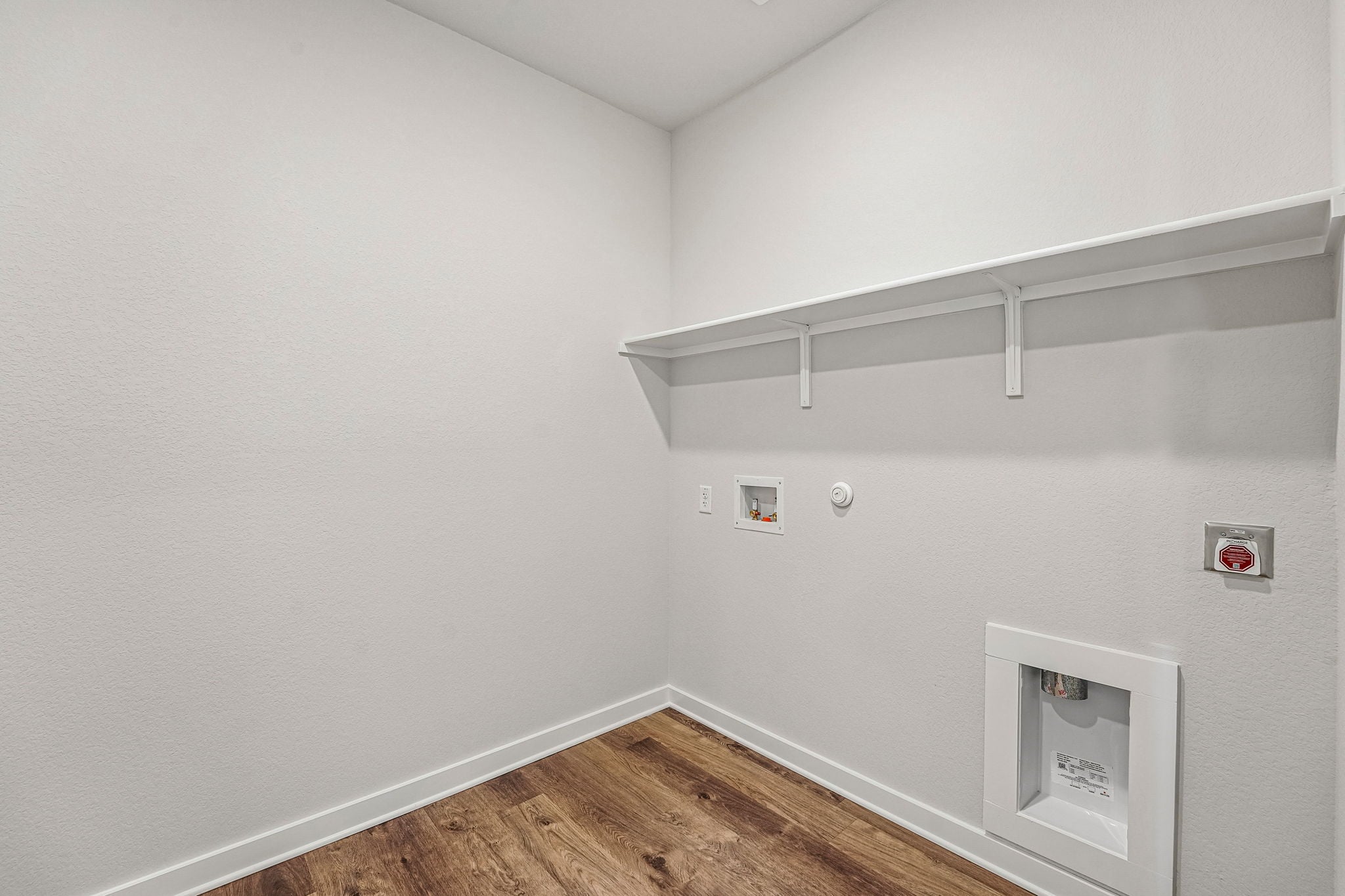 A white wall with a white ceiling.