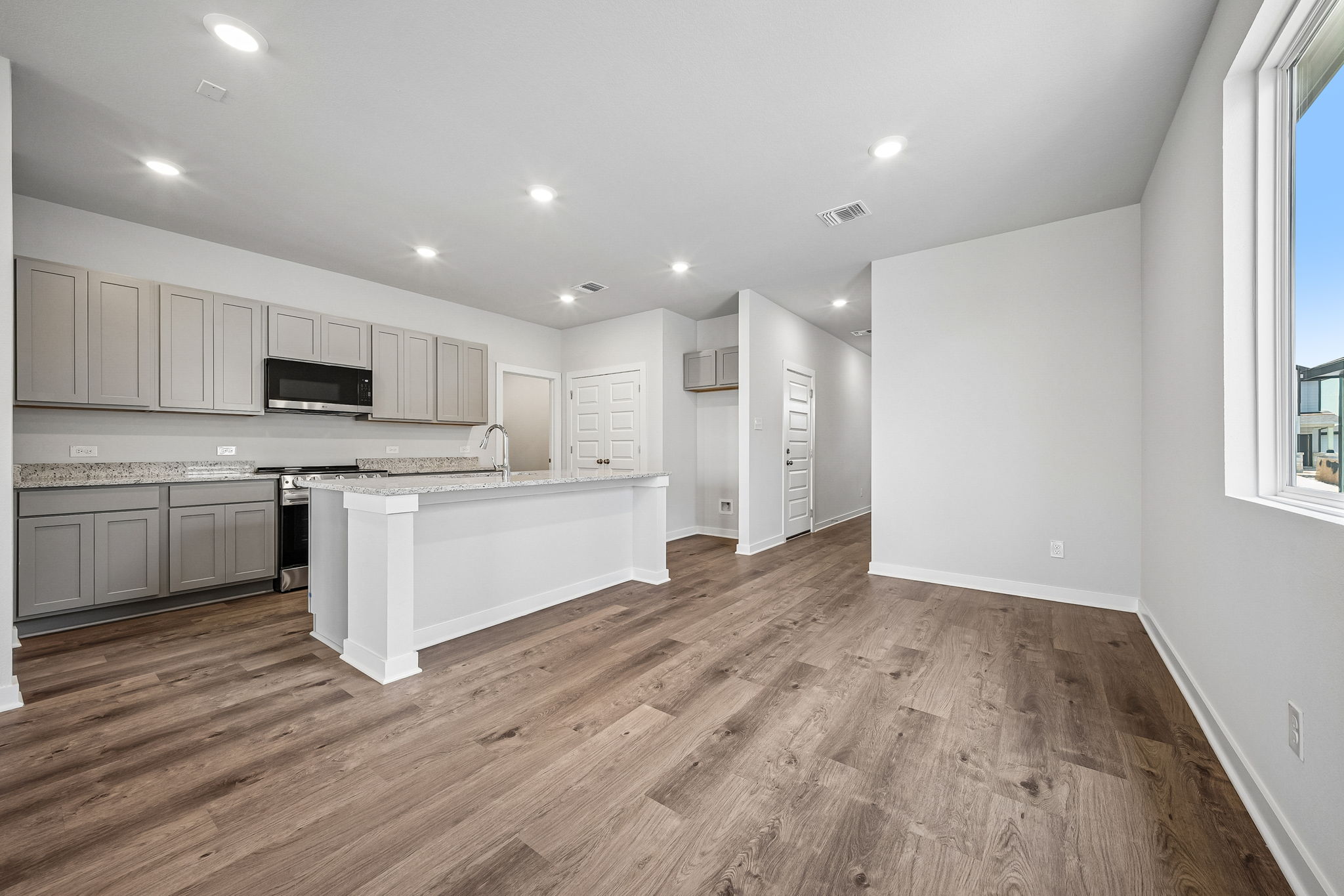 A kitchen with white cabinets.