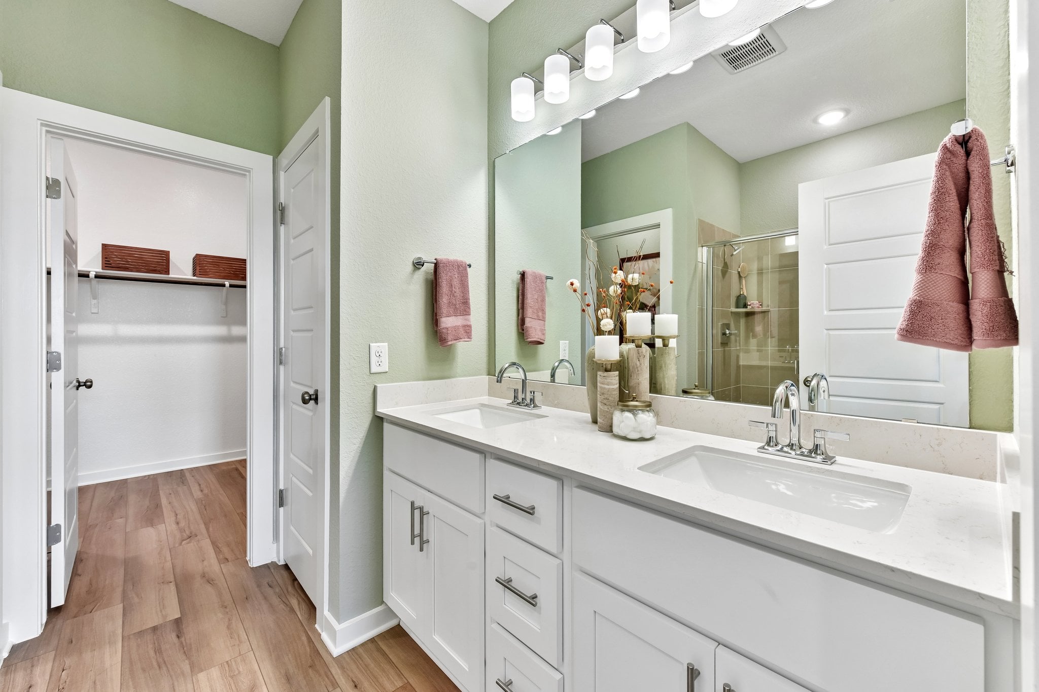 A bathroom with a sink and a mirror.