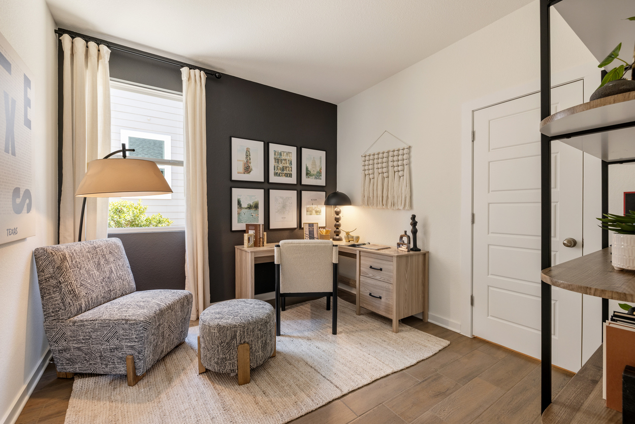 A room with a desk and chairs.