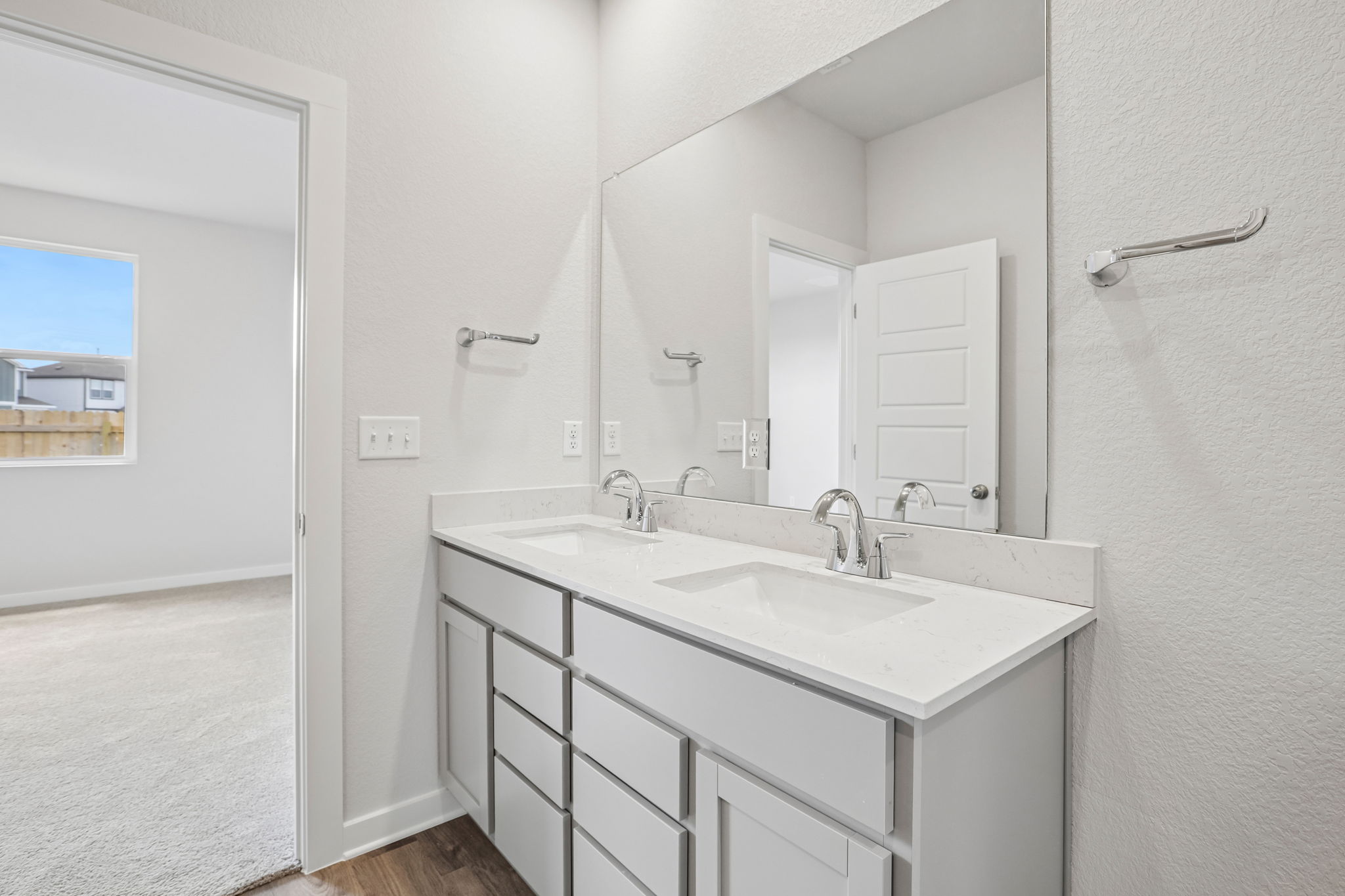 A bathroom with a sink and mirror.