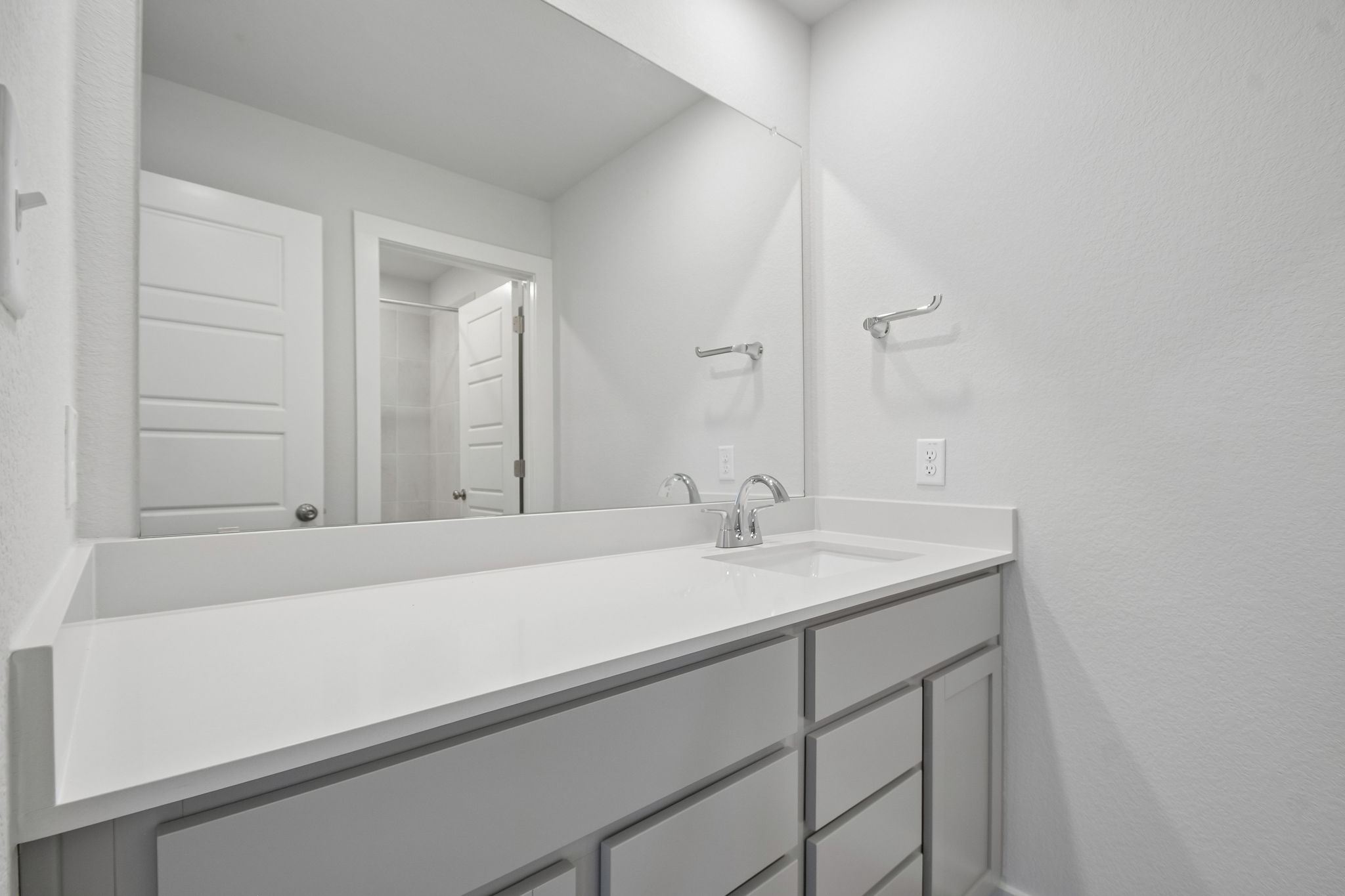 A bathroom with a sink and a mirror.