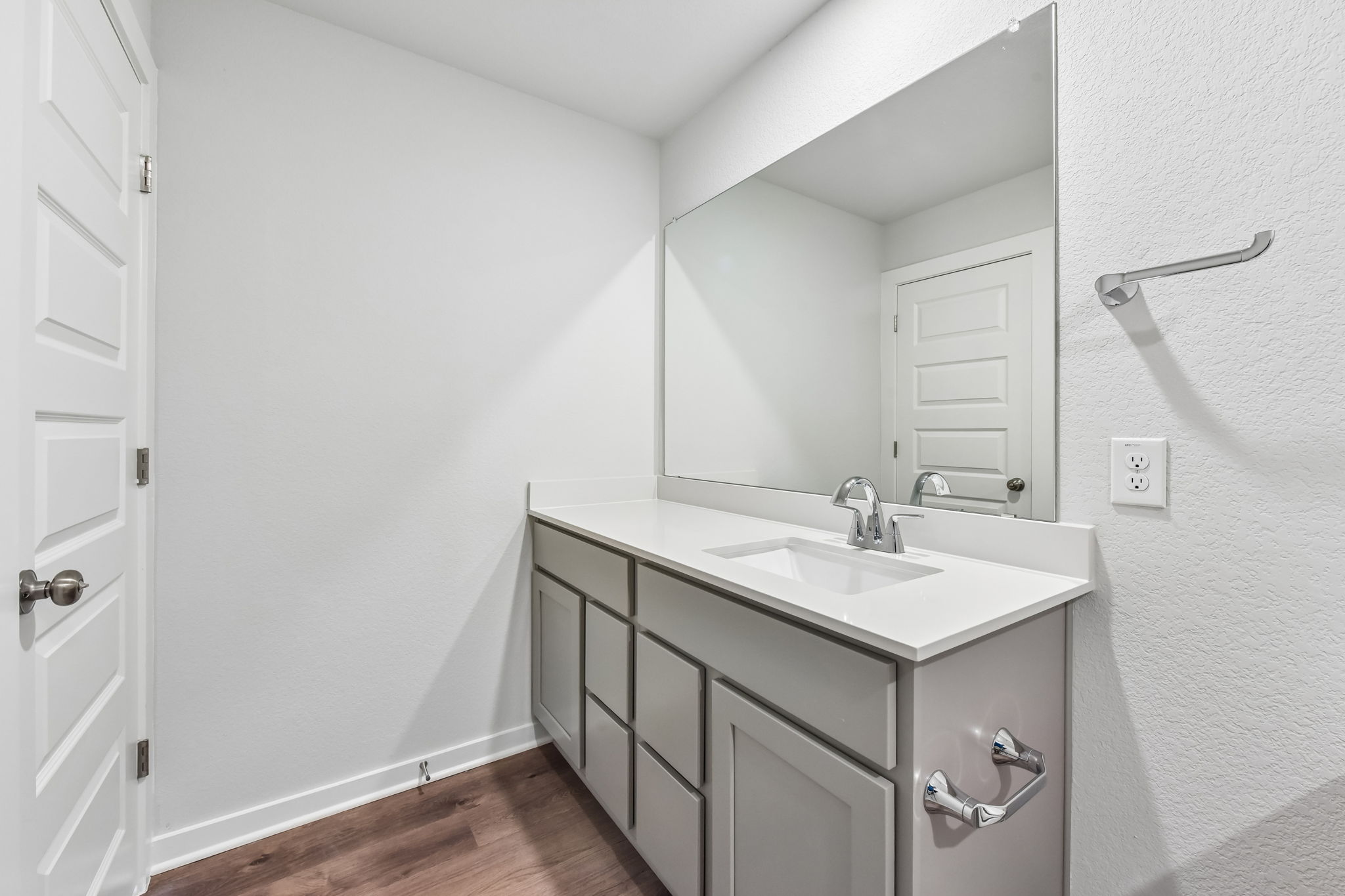 A bathroom with a sink and mirror.