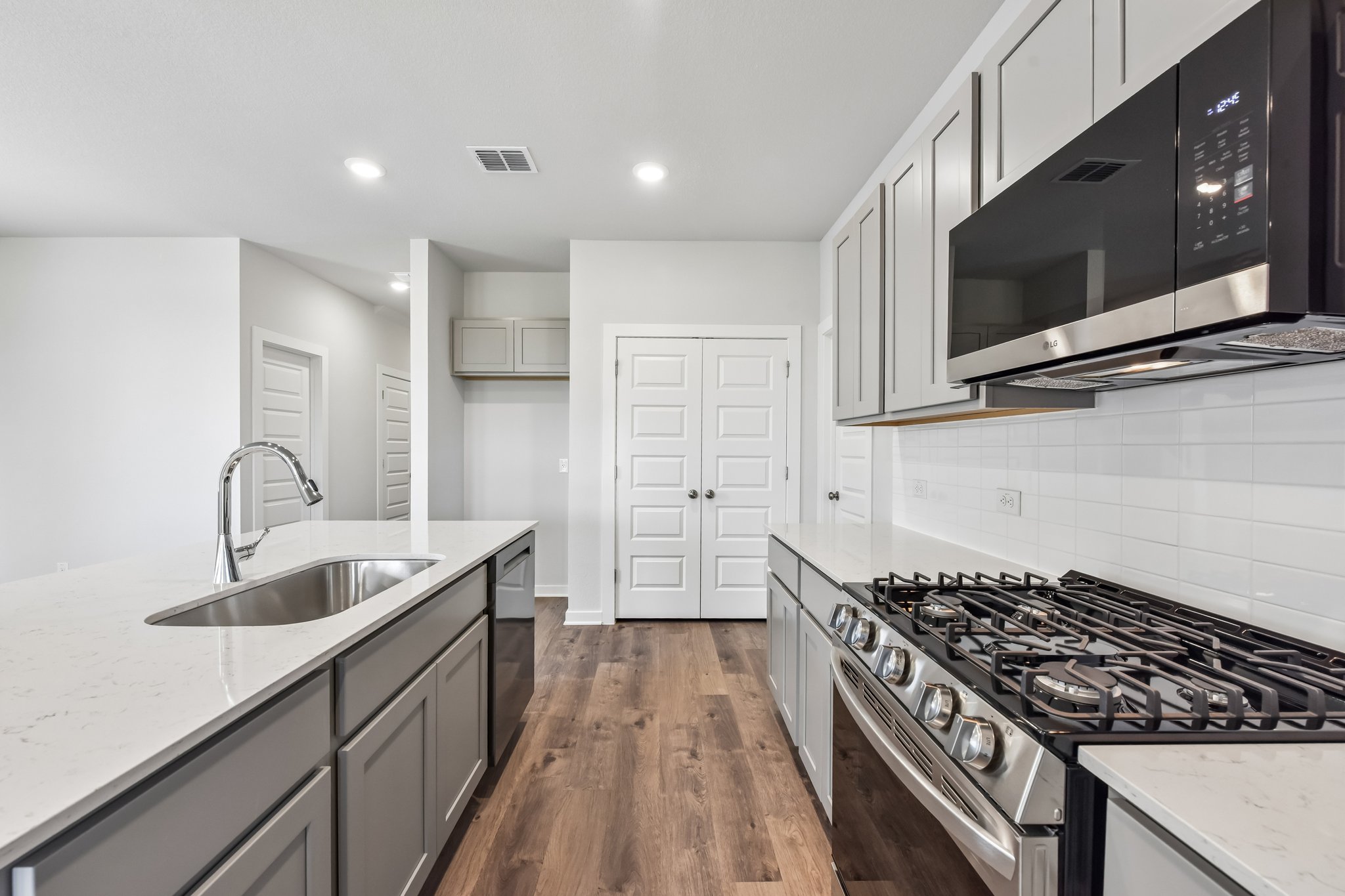 A kitchen with white cabinets.