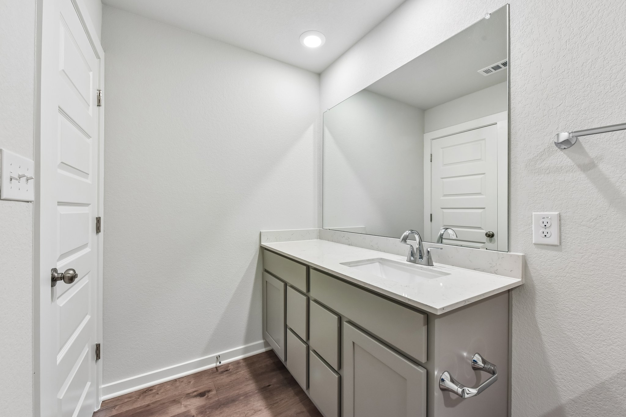 A bathroom with a sink and mirror.