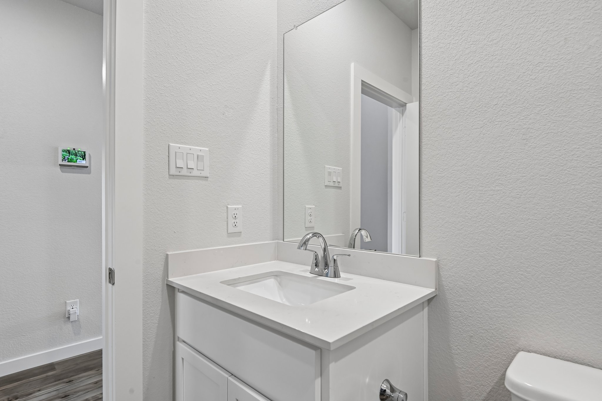 A bathroom with a sink and mirror.