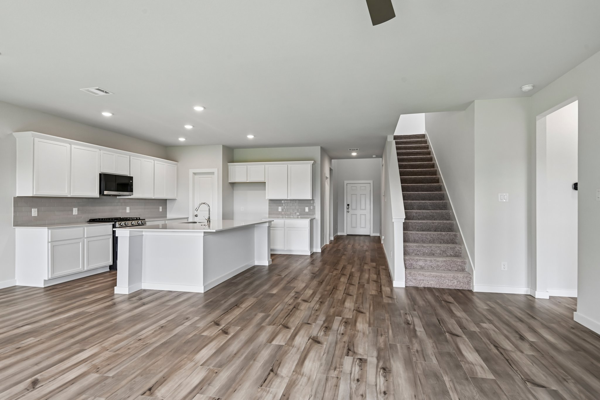 A kitchen with white cabinets.