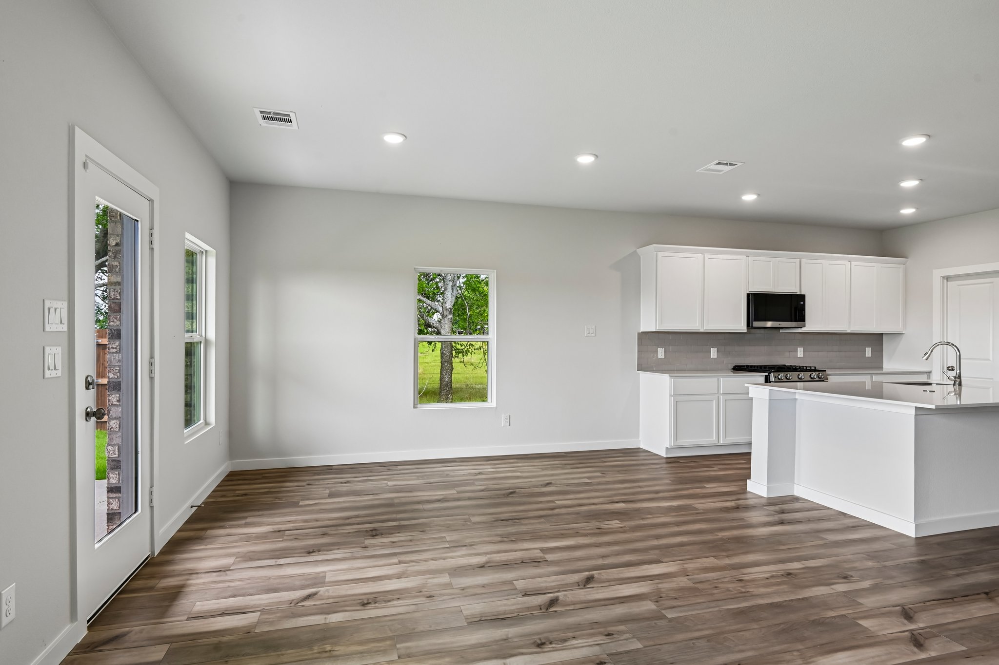 A kitchen with white cabinets.