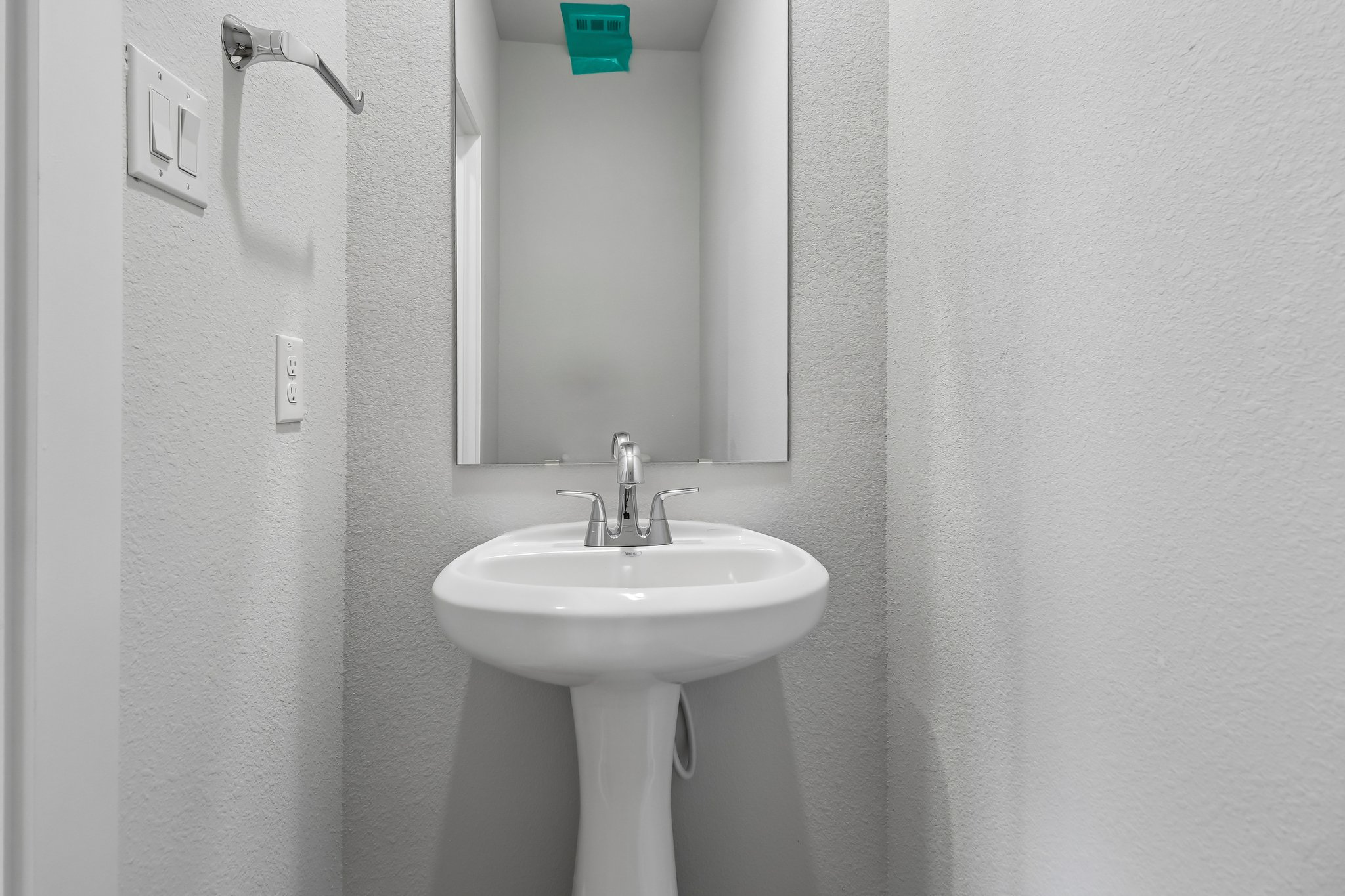 A bathroom with a sink and mirror.